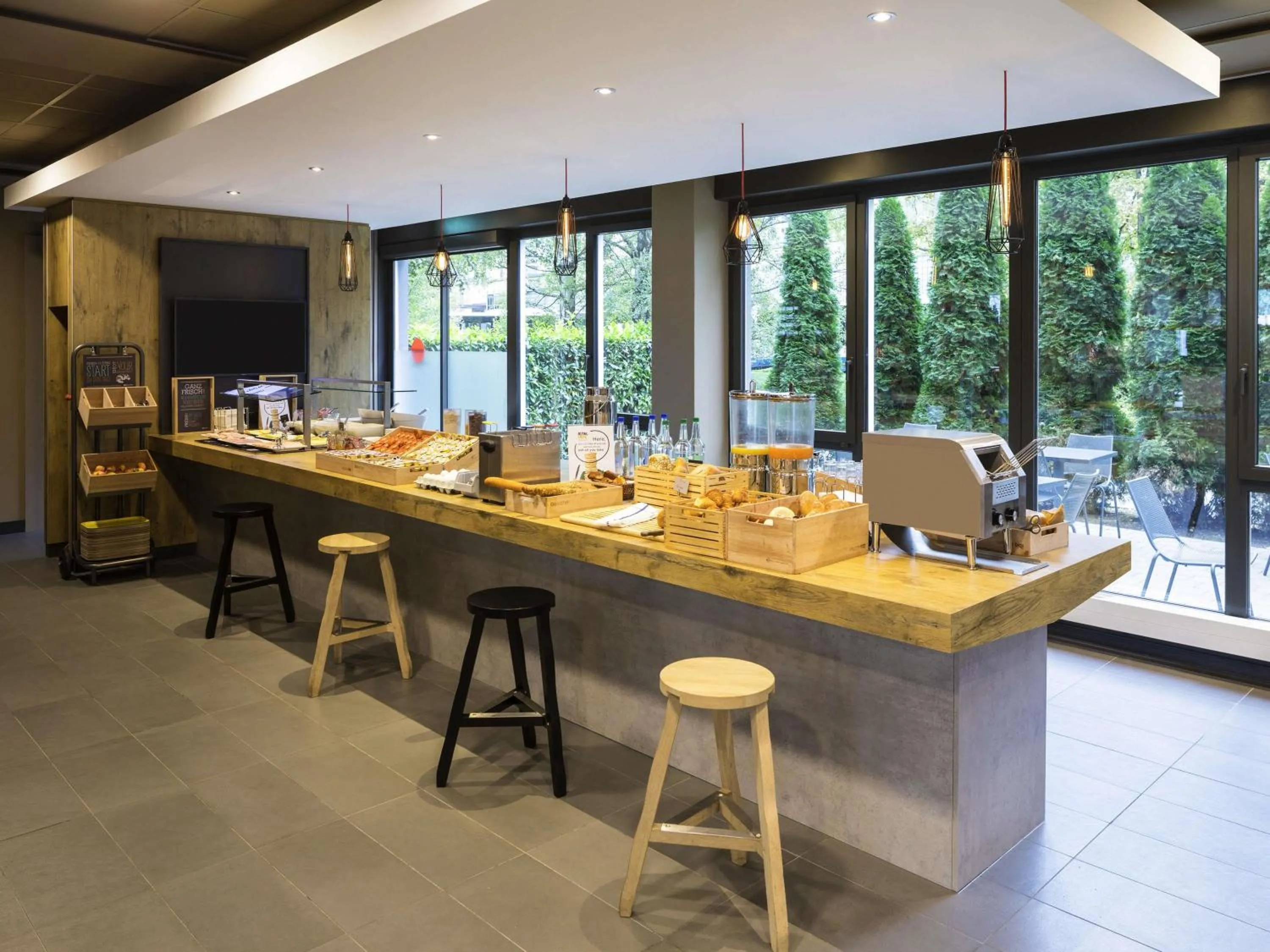 Restaurant/places to eat in ibis Zürich Messe Airport