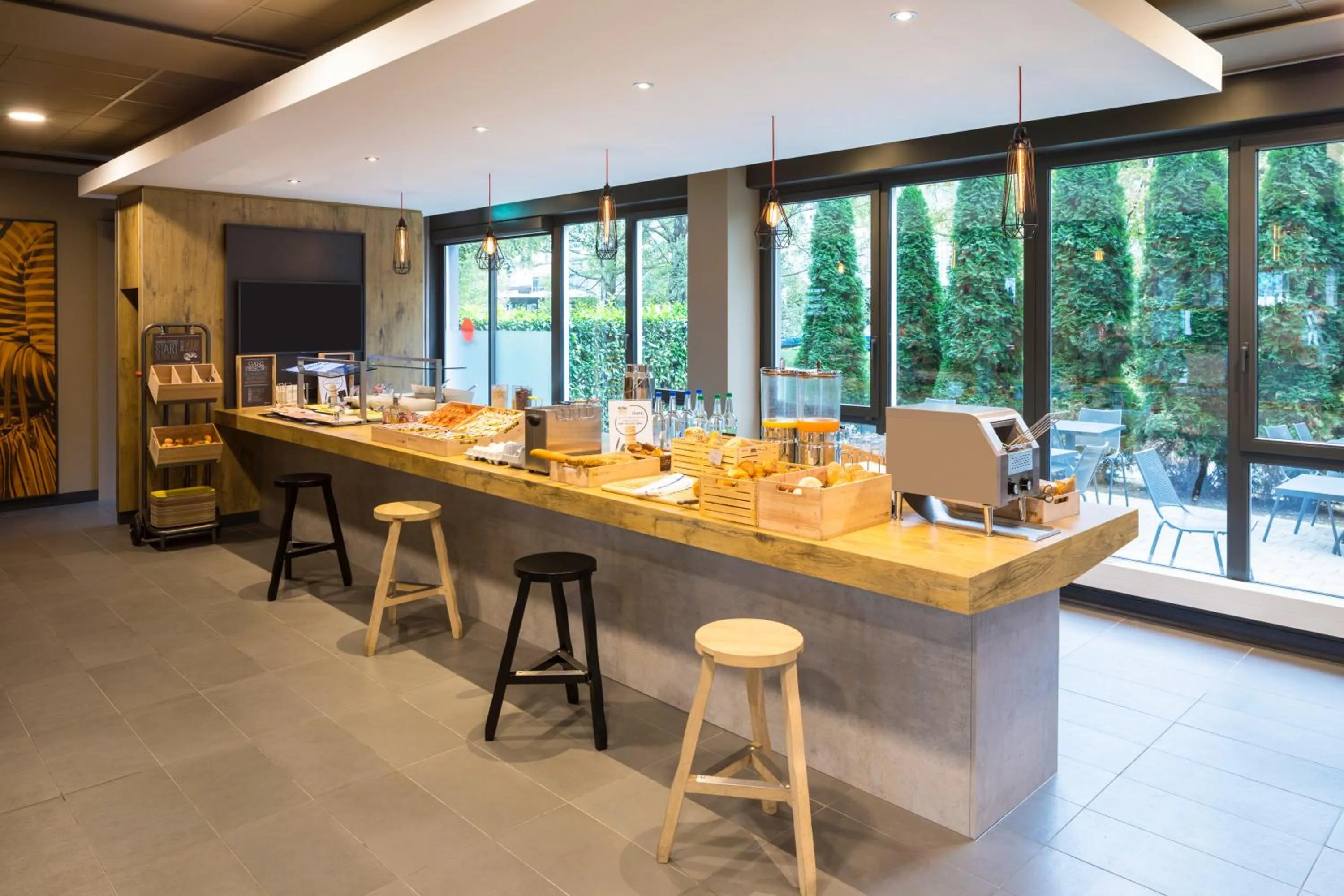 Restaurant/places to eat in ibis Zürich Messe Airport