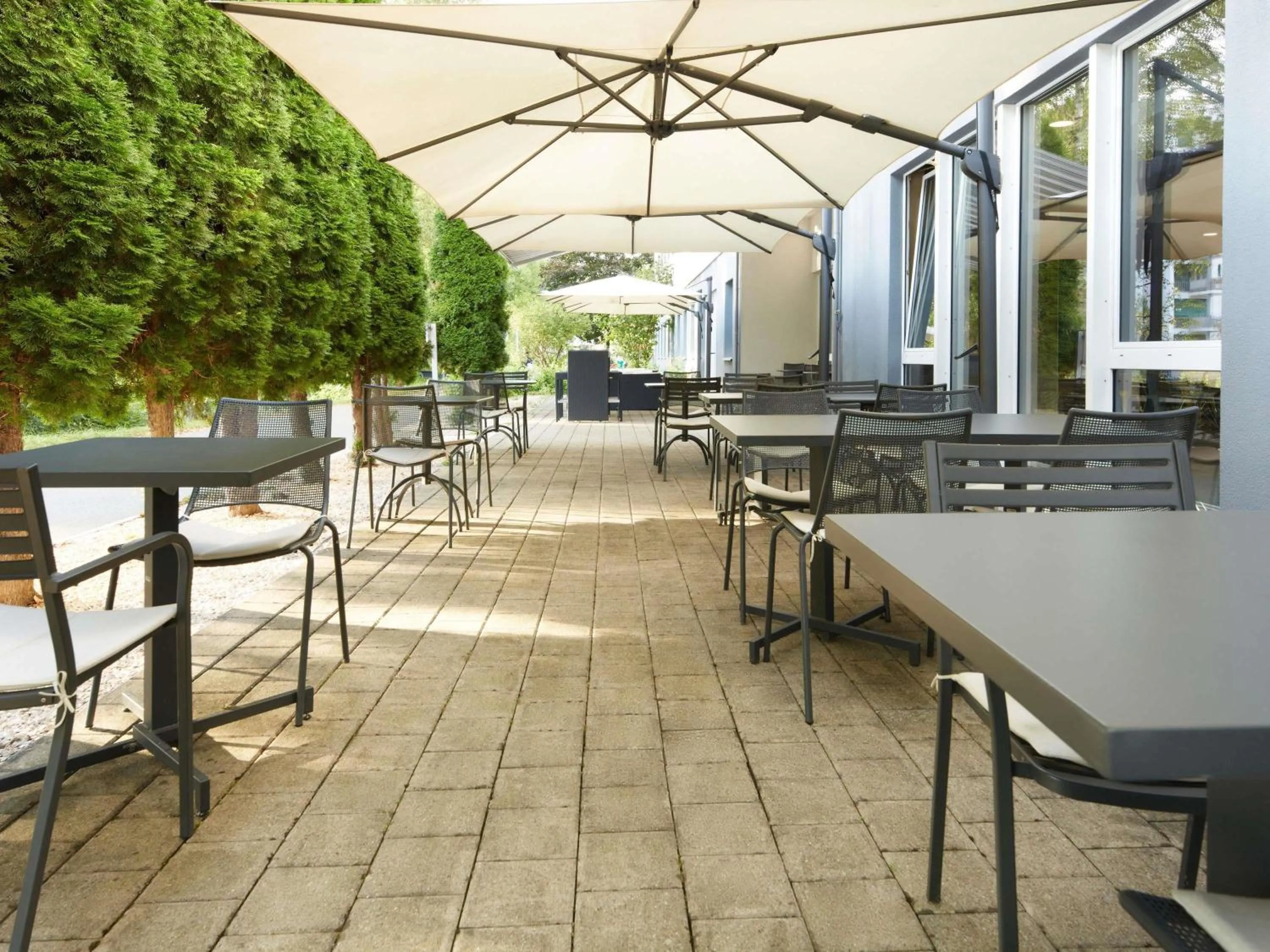 Lounge or bar in ibis Zürich Messe Airport