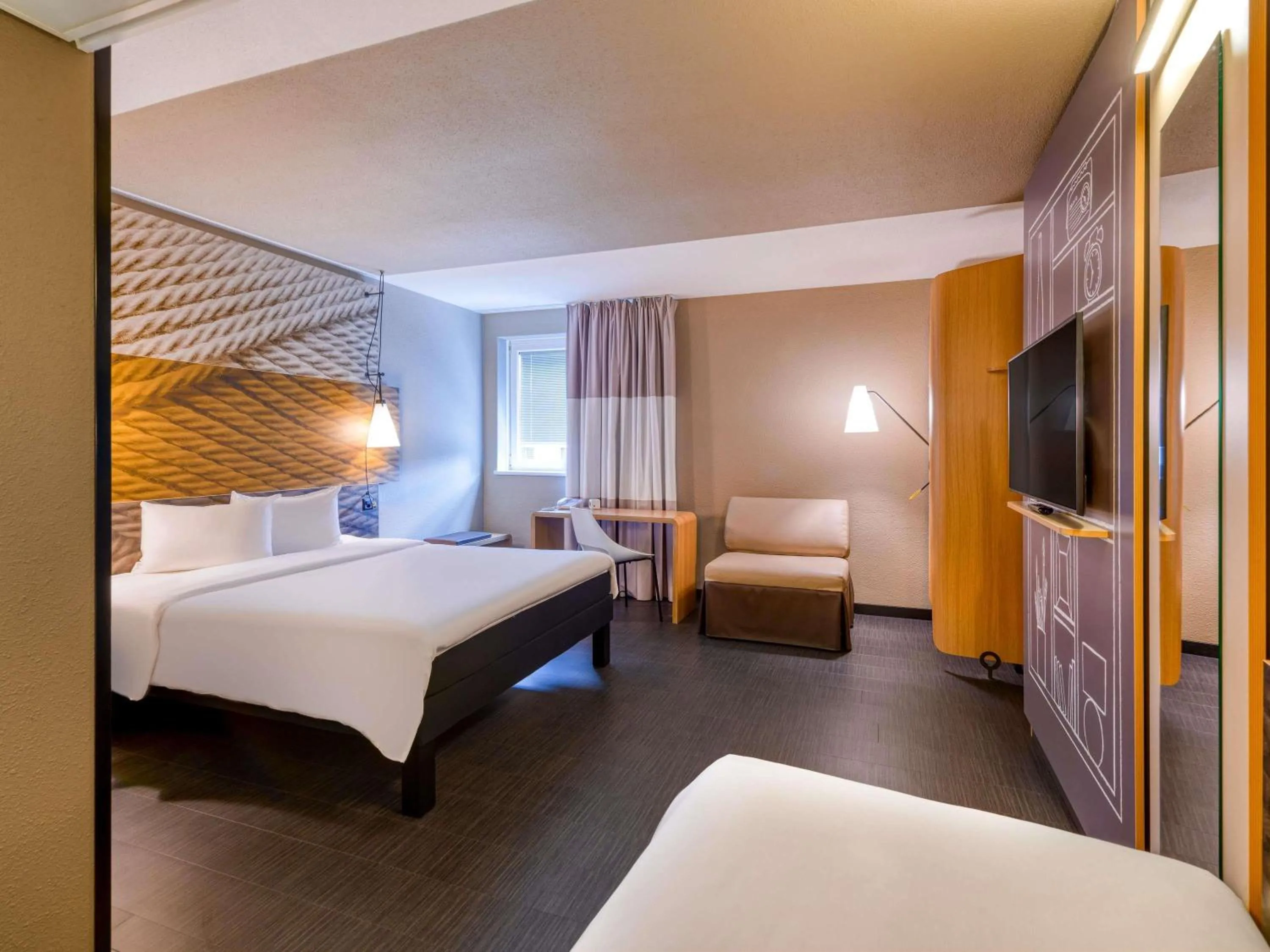 Bedroom, Bed in ibis Zürich City West