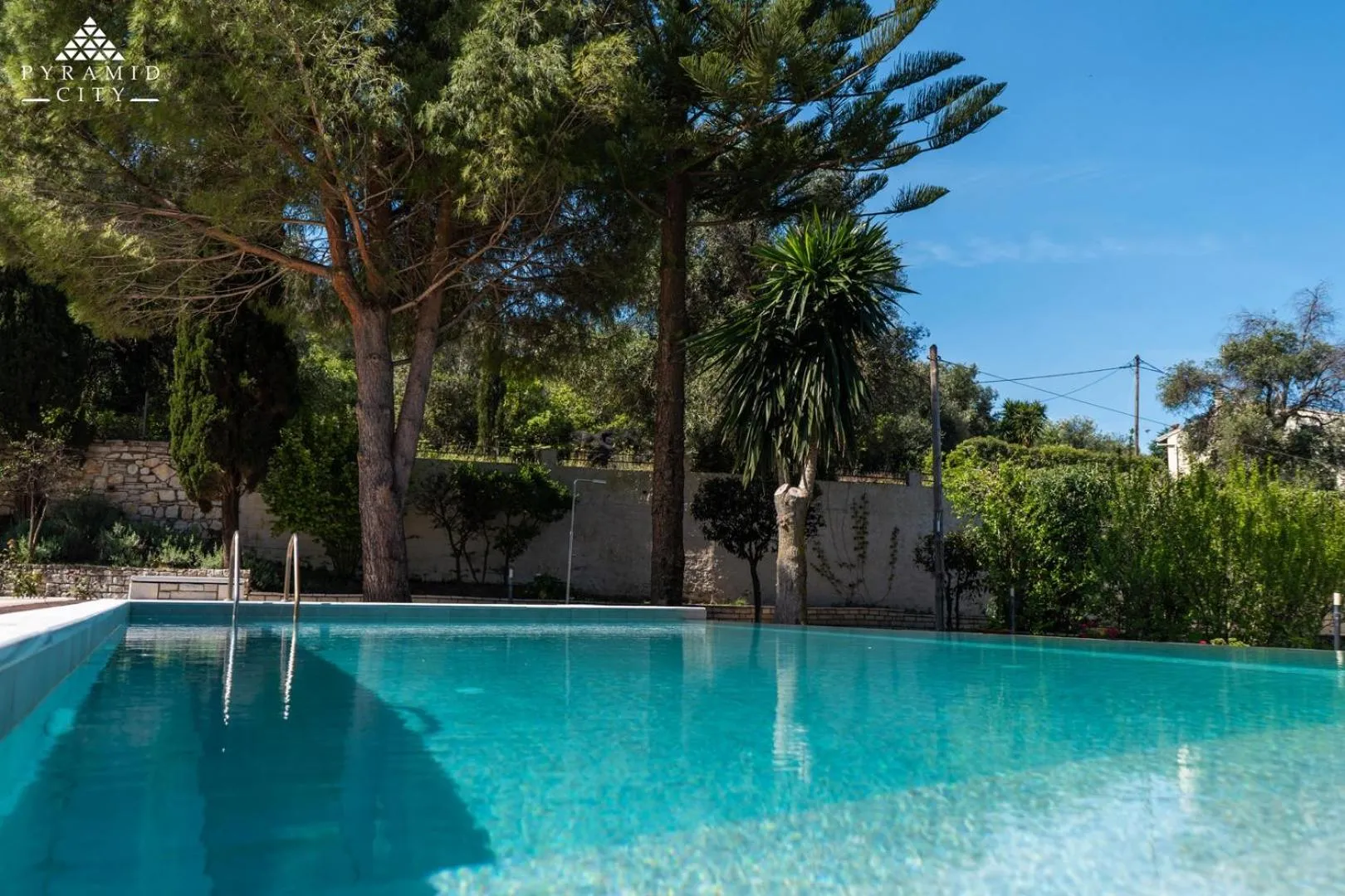 Swimming pool in Luxury Villa Jupiter