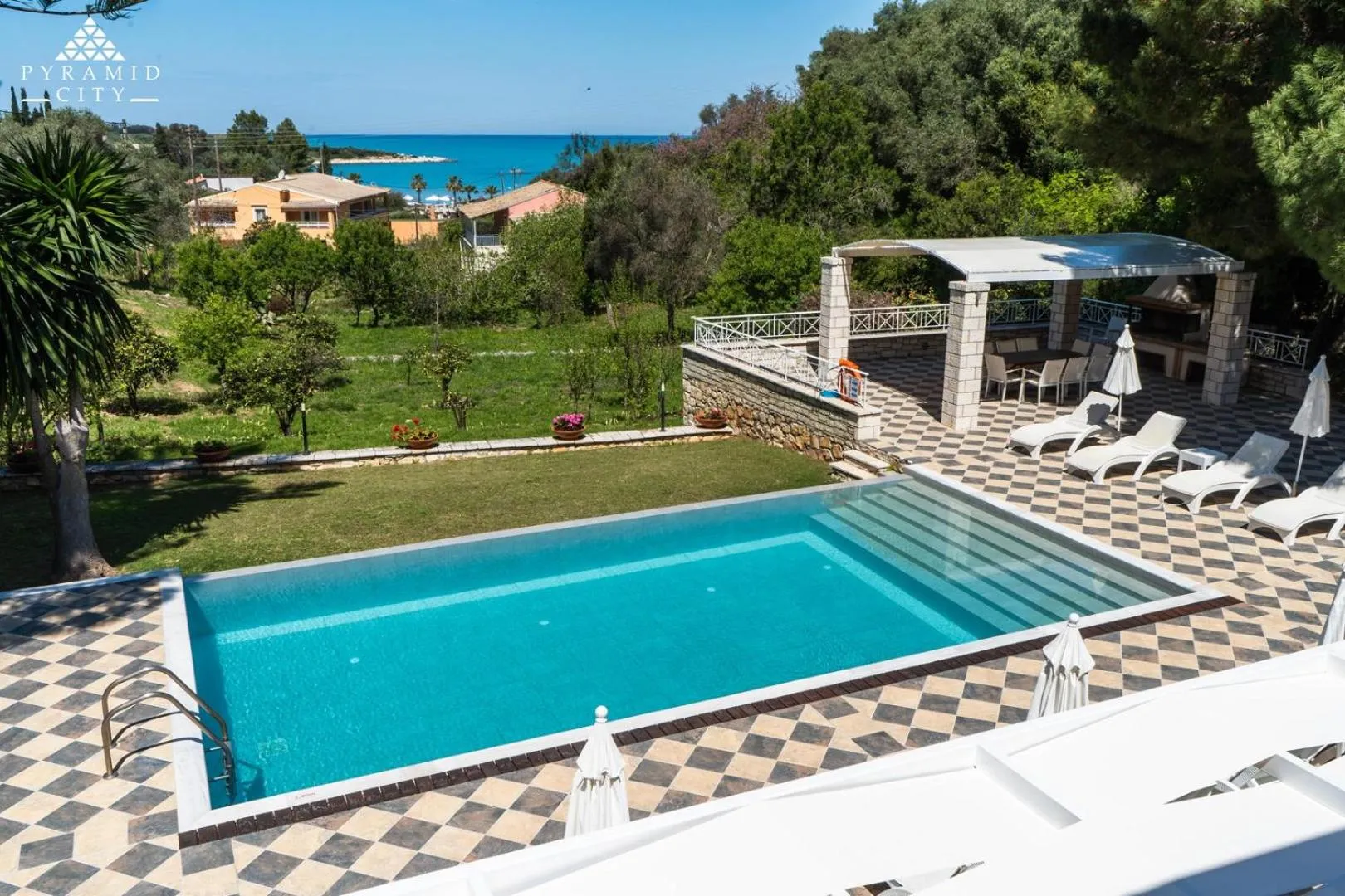 Swimming pool in Luxury Villa Jupiter