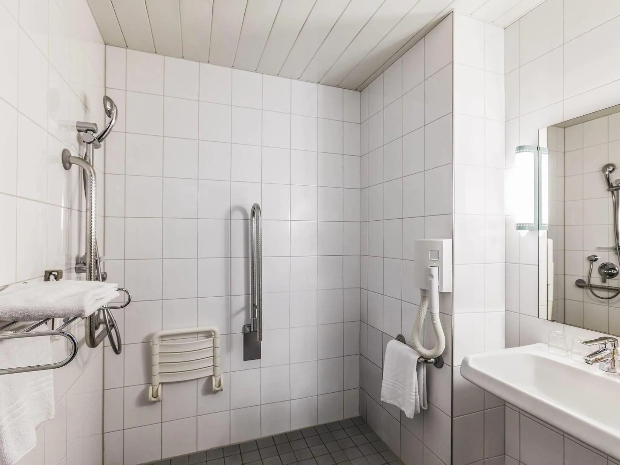 Bedroom in ibis Winterthur City