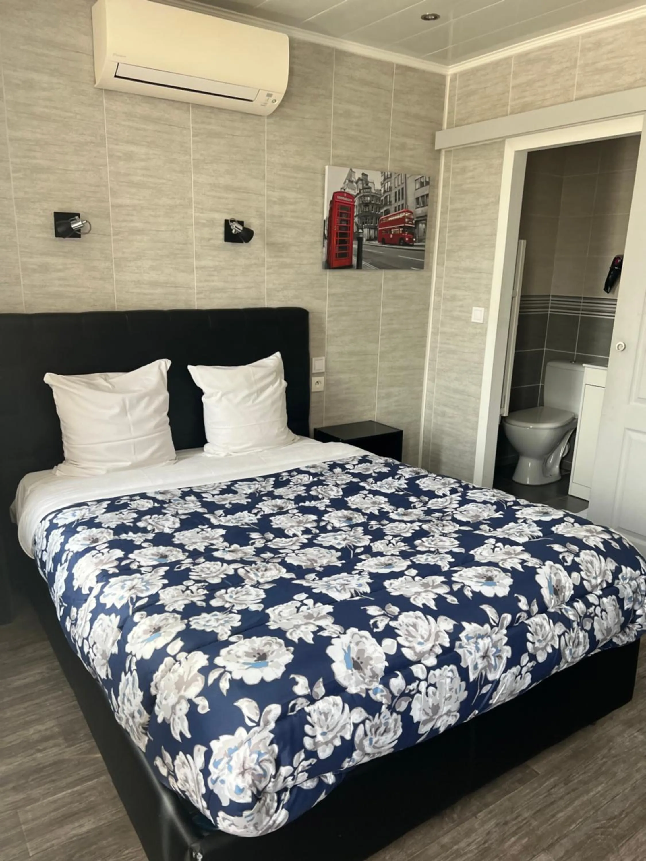 Photo of the whole room, Bed in Hôtel des 2 Gares