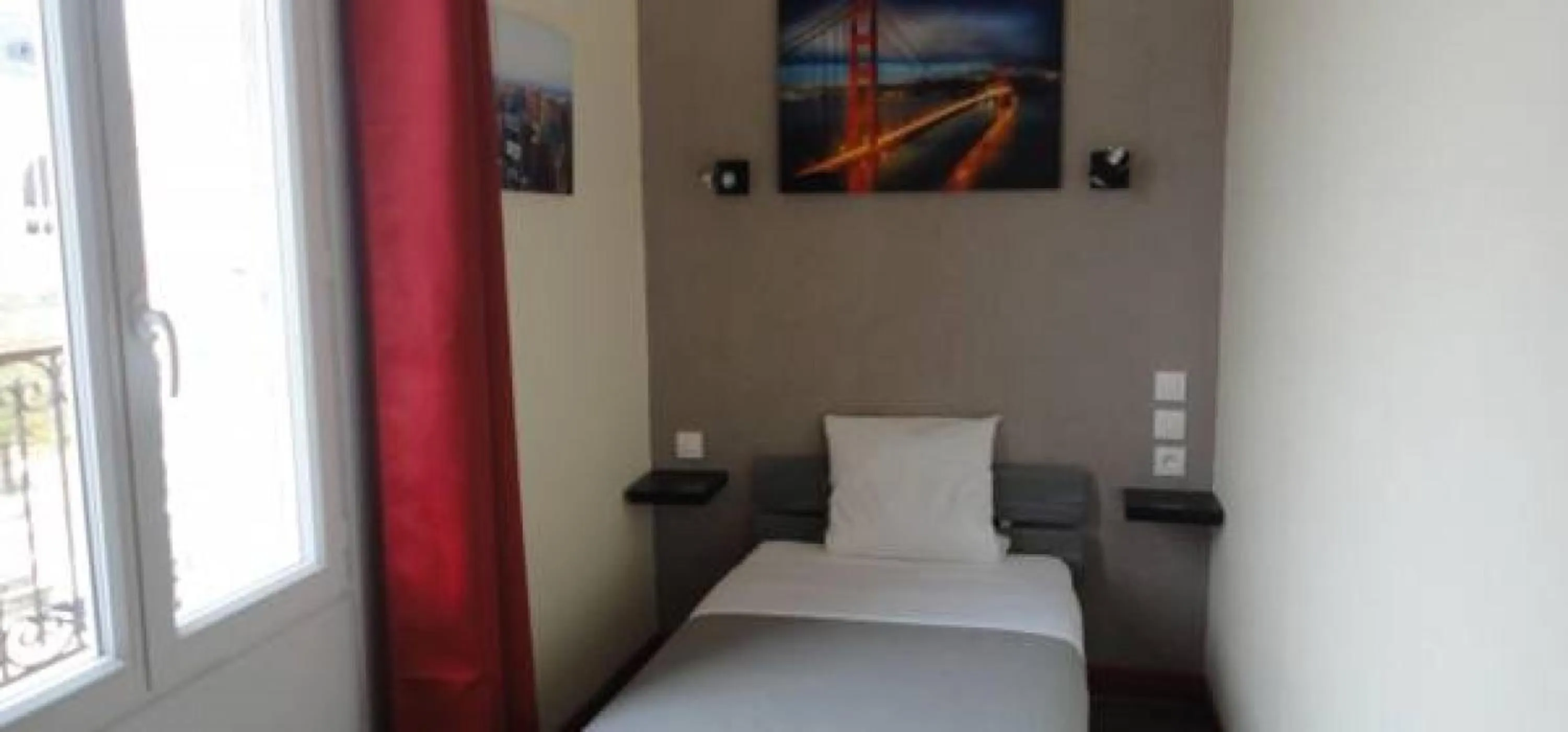 Shower, Bed in Hôtel des 2 Gares