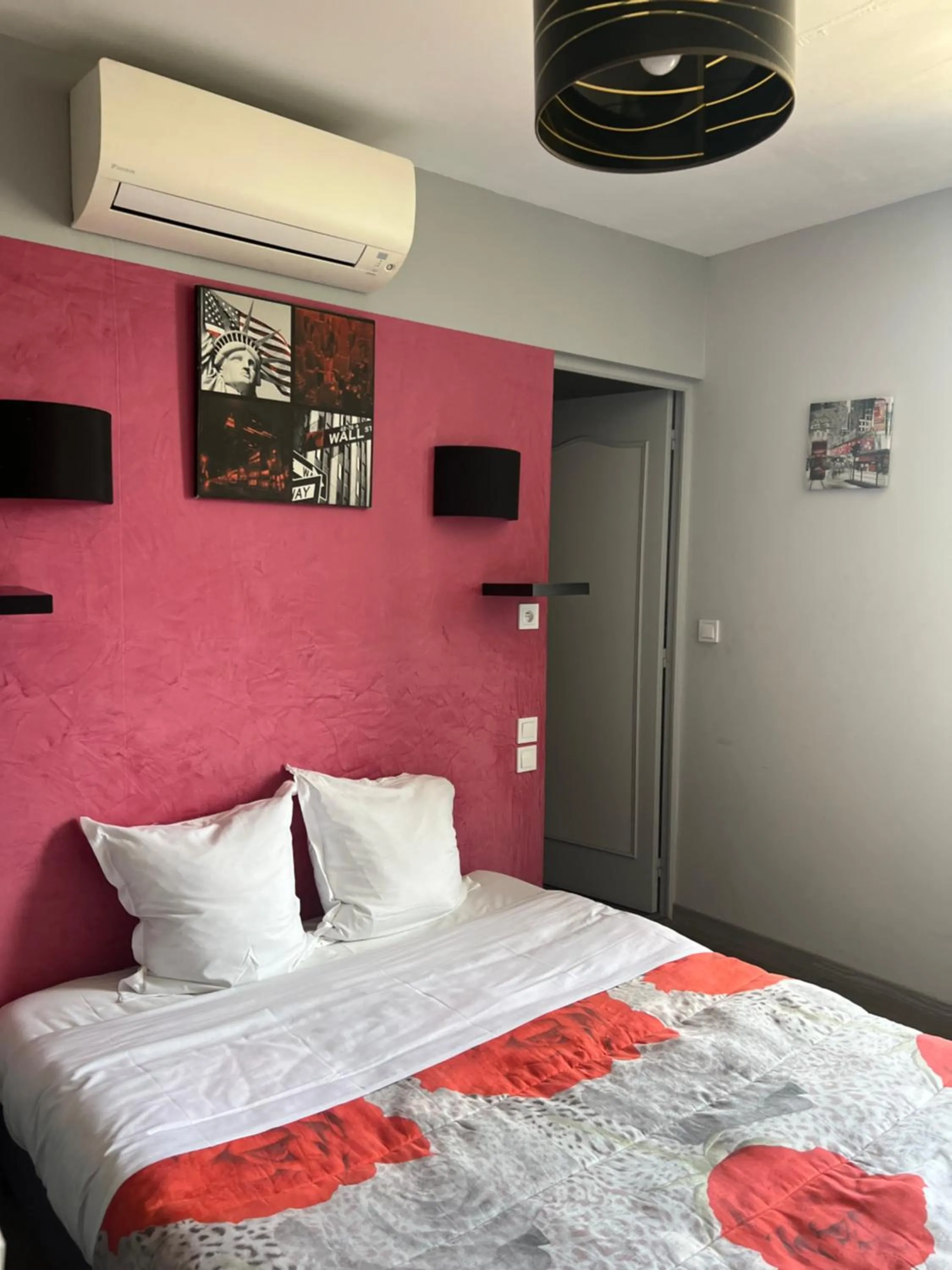 Photo of the whole room, Bed in Hôtel des 2 Gares