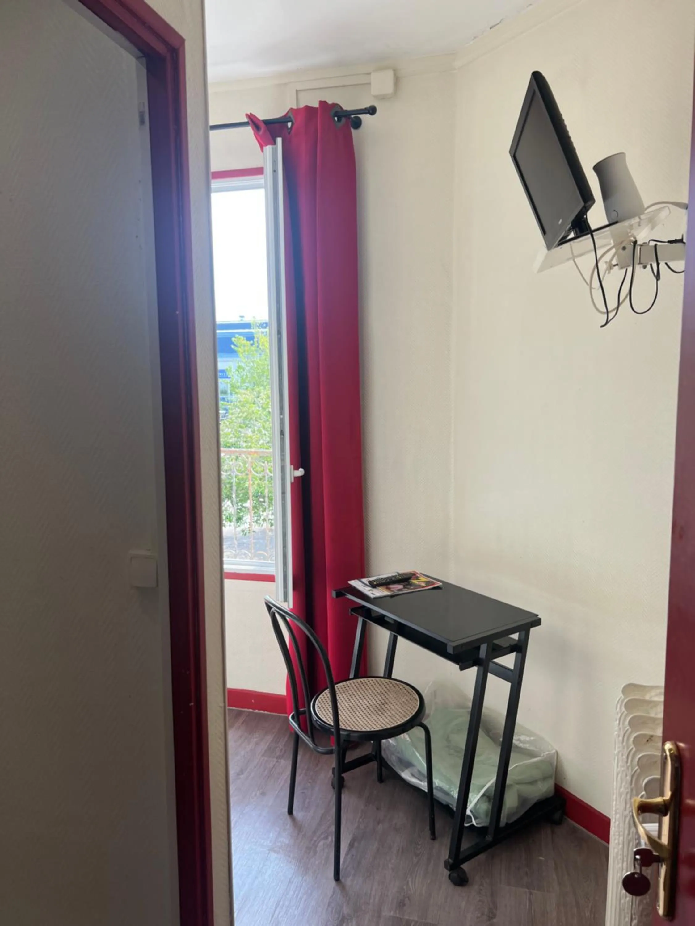 Photo of the whole room in Hôtel des 2 Gares