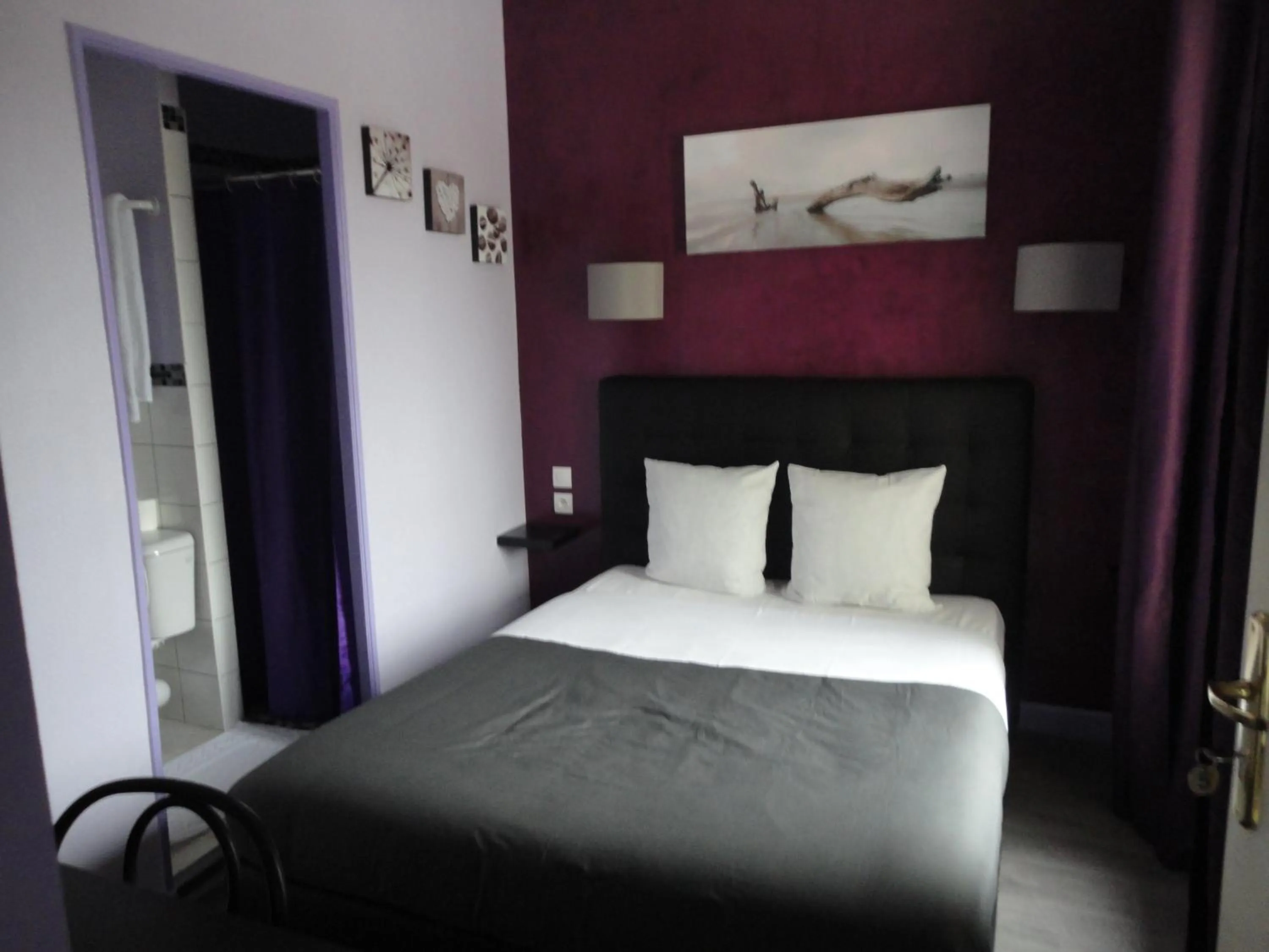 Shower, Bed in Hôtel des 2 Gares