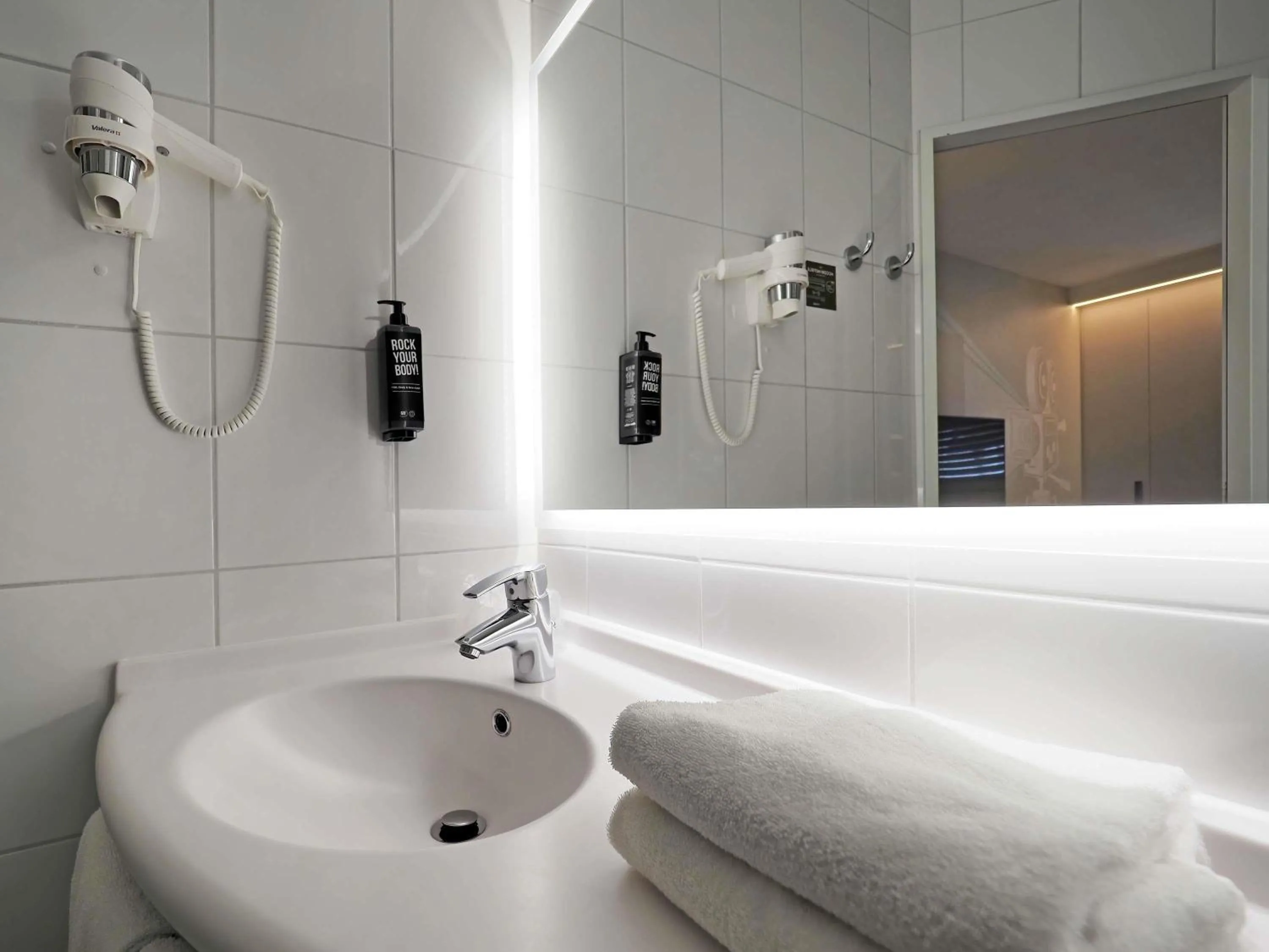 Bedroom in ibis Locarno