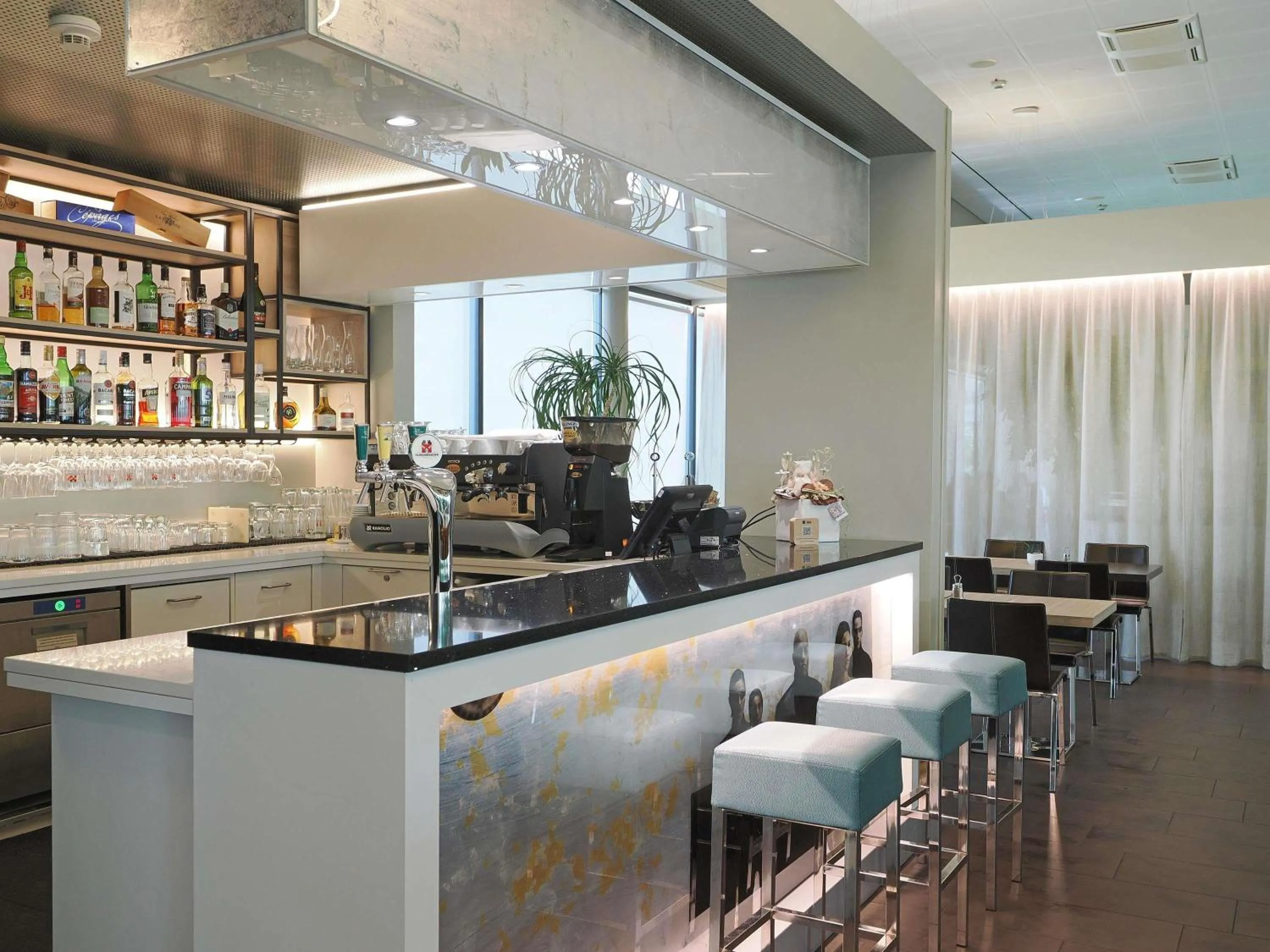 Lounge or bar in ibis Locarno