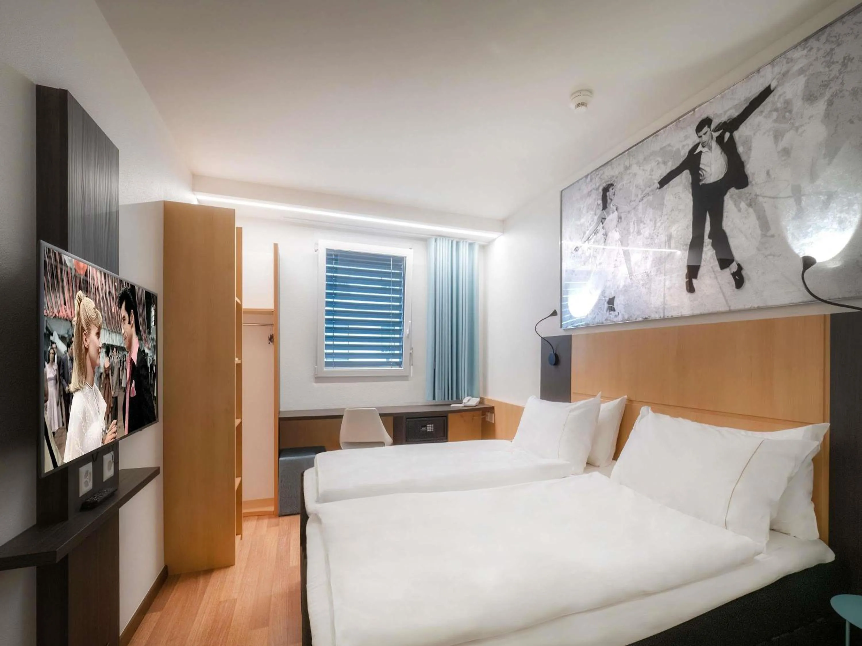 Bedroom, Bed in ibis Locarno