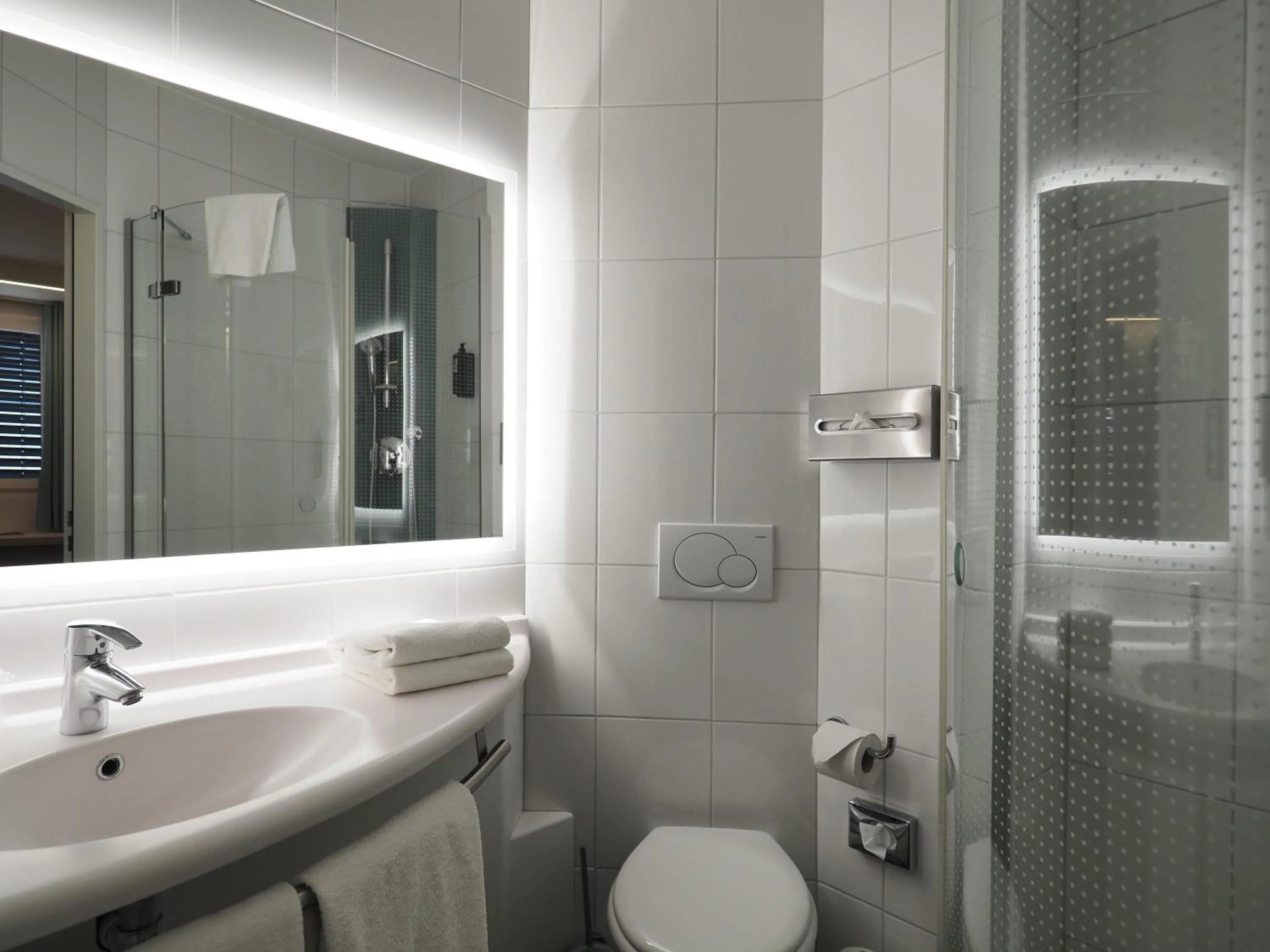 Bedroom in ibis Locarno