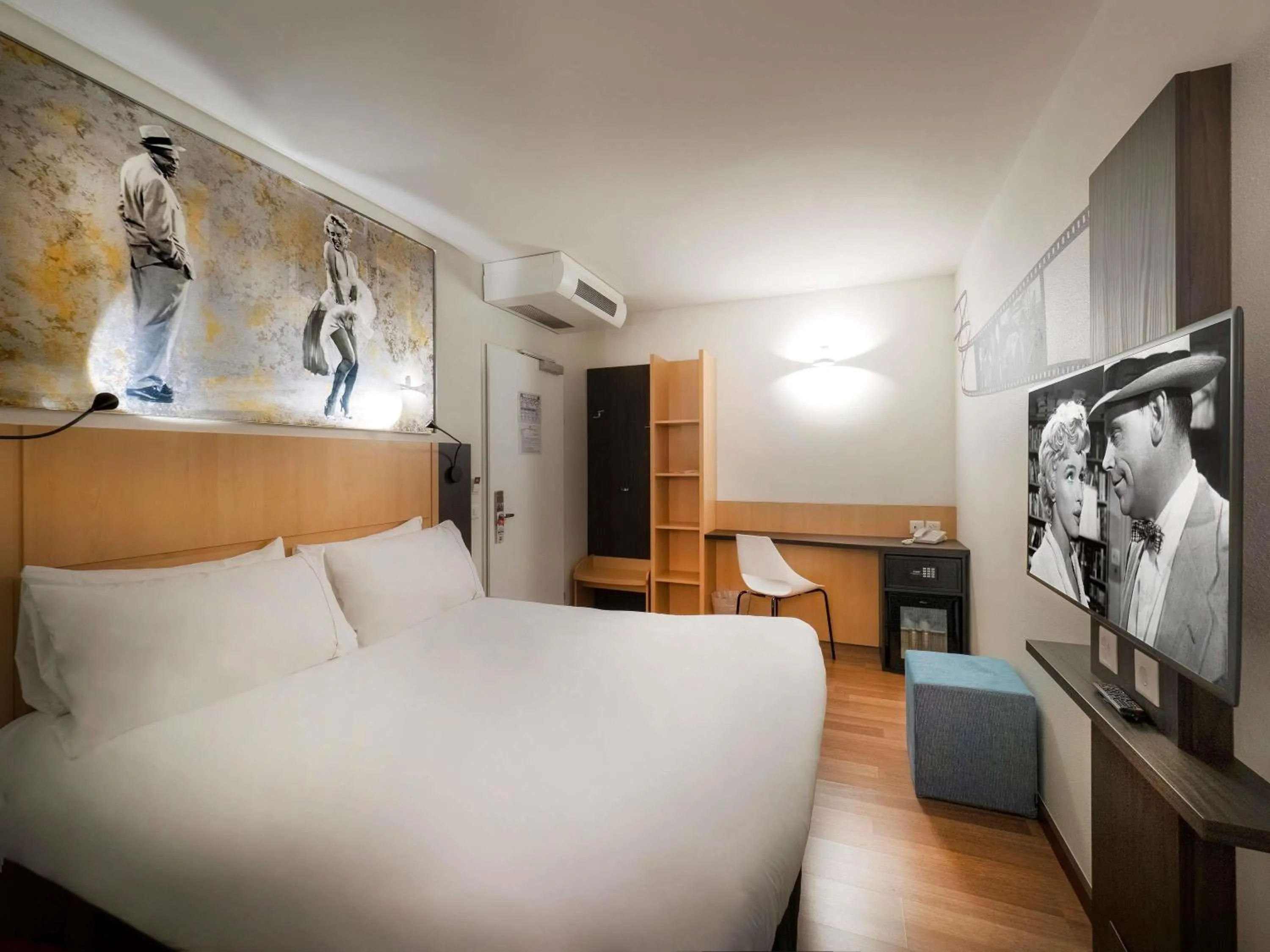 Bedroom, Bed in ibis Locarno