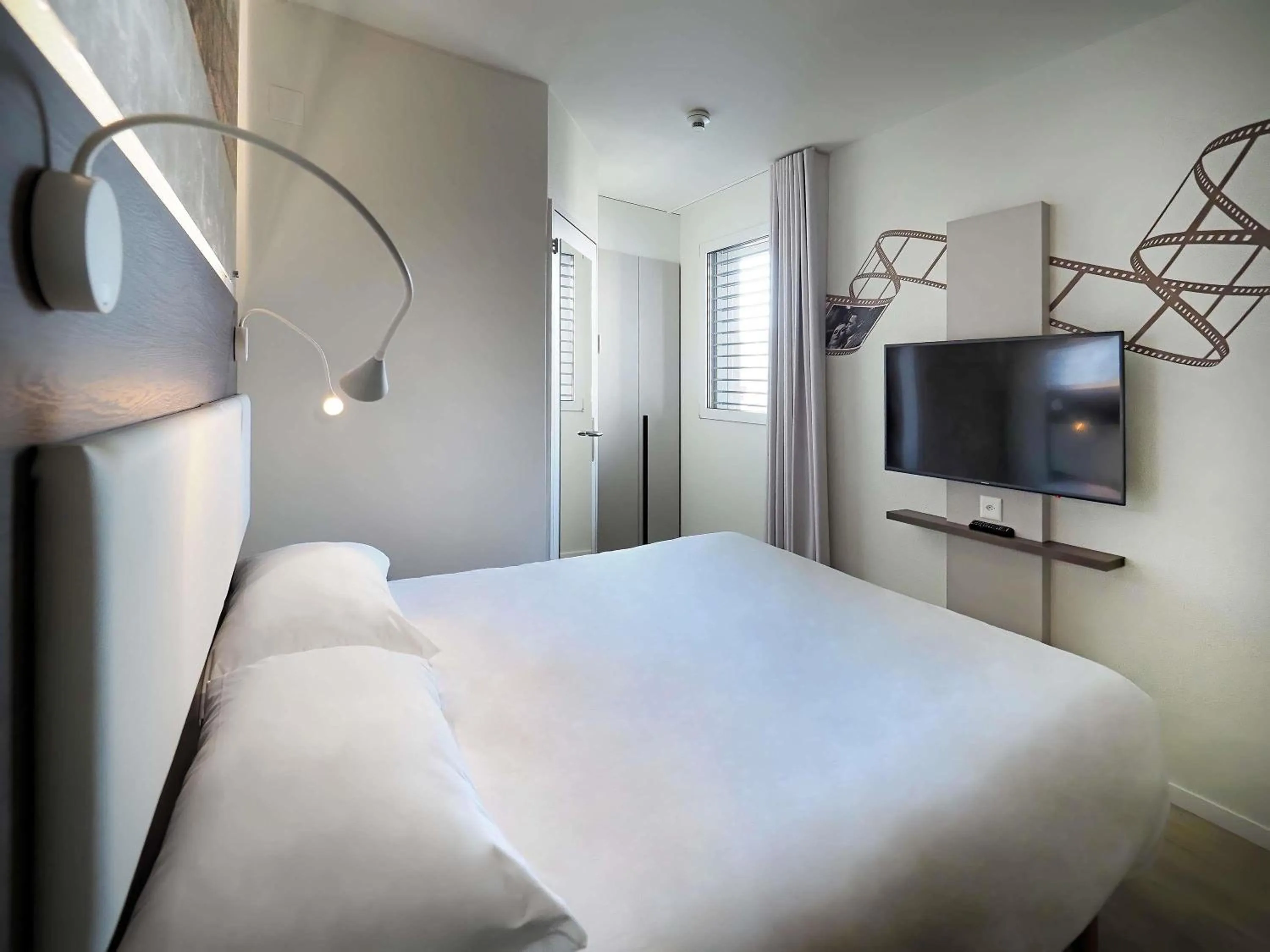 Bedroom, Bed in ibis Locarno