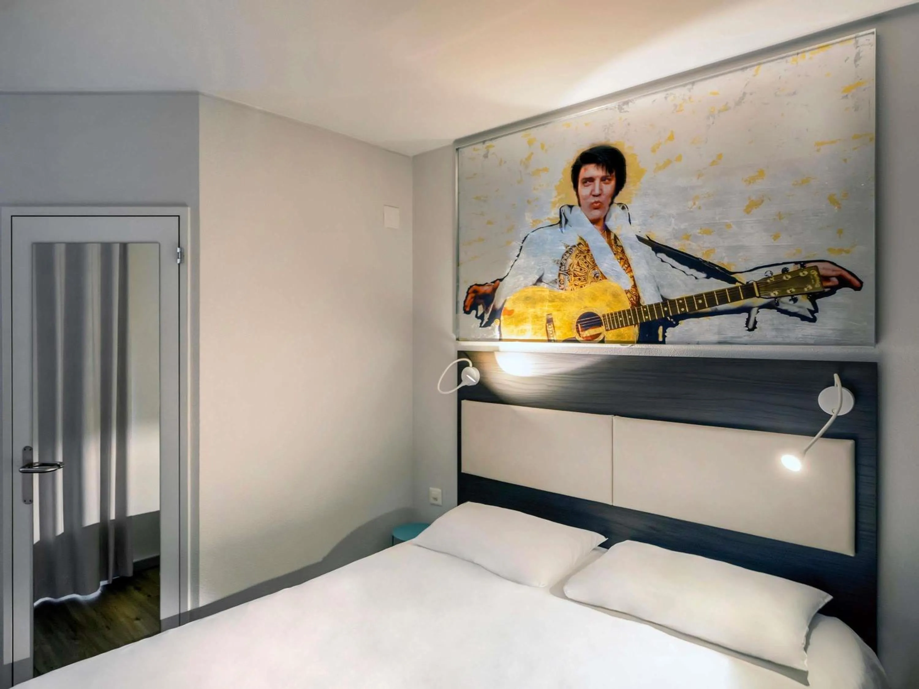 Bedroom, Bed in ibis Locarno