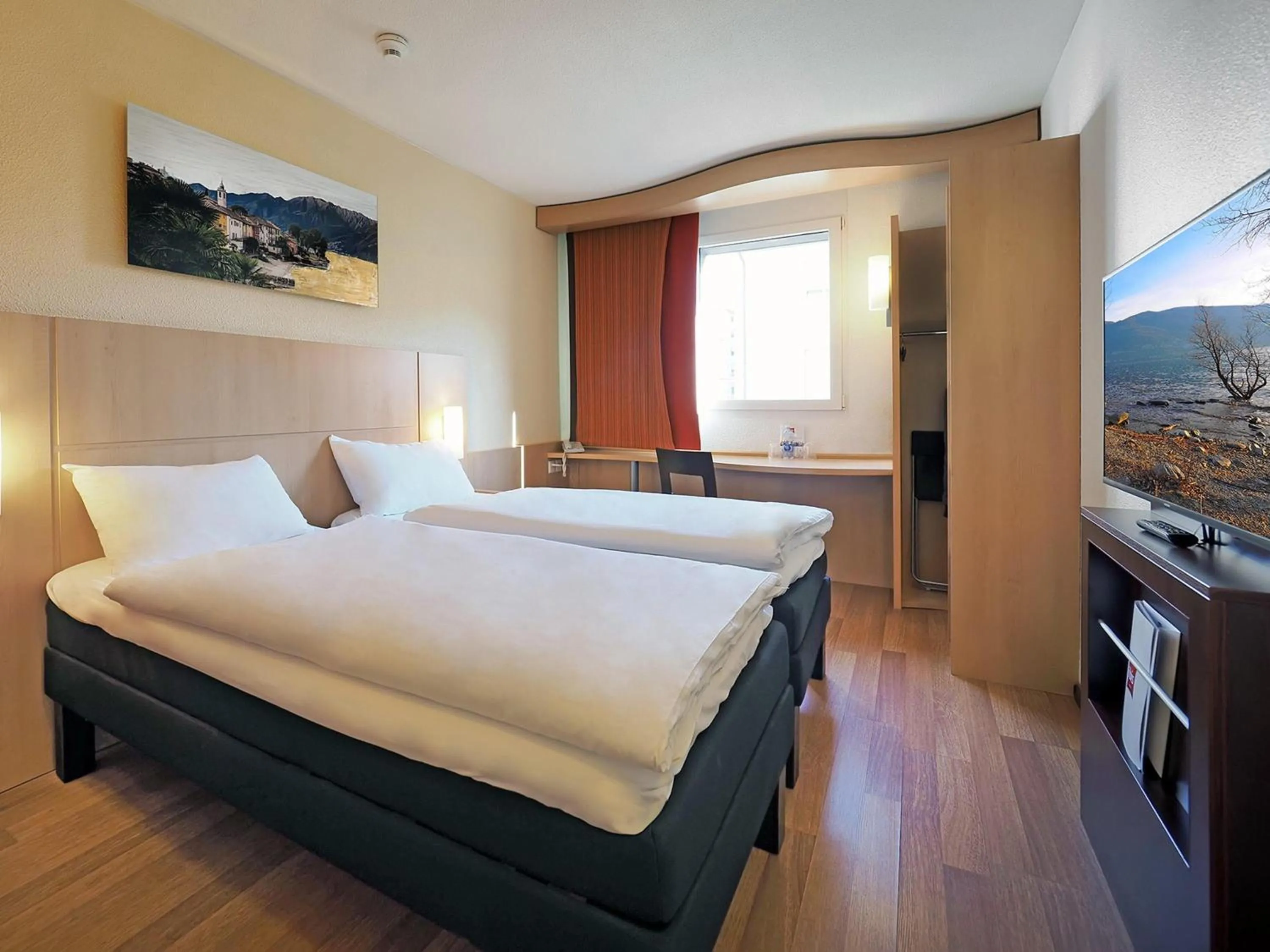 Bedroom, Bed in ibis Locarno