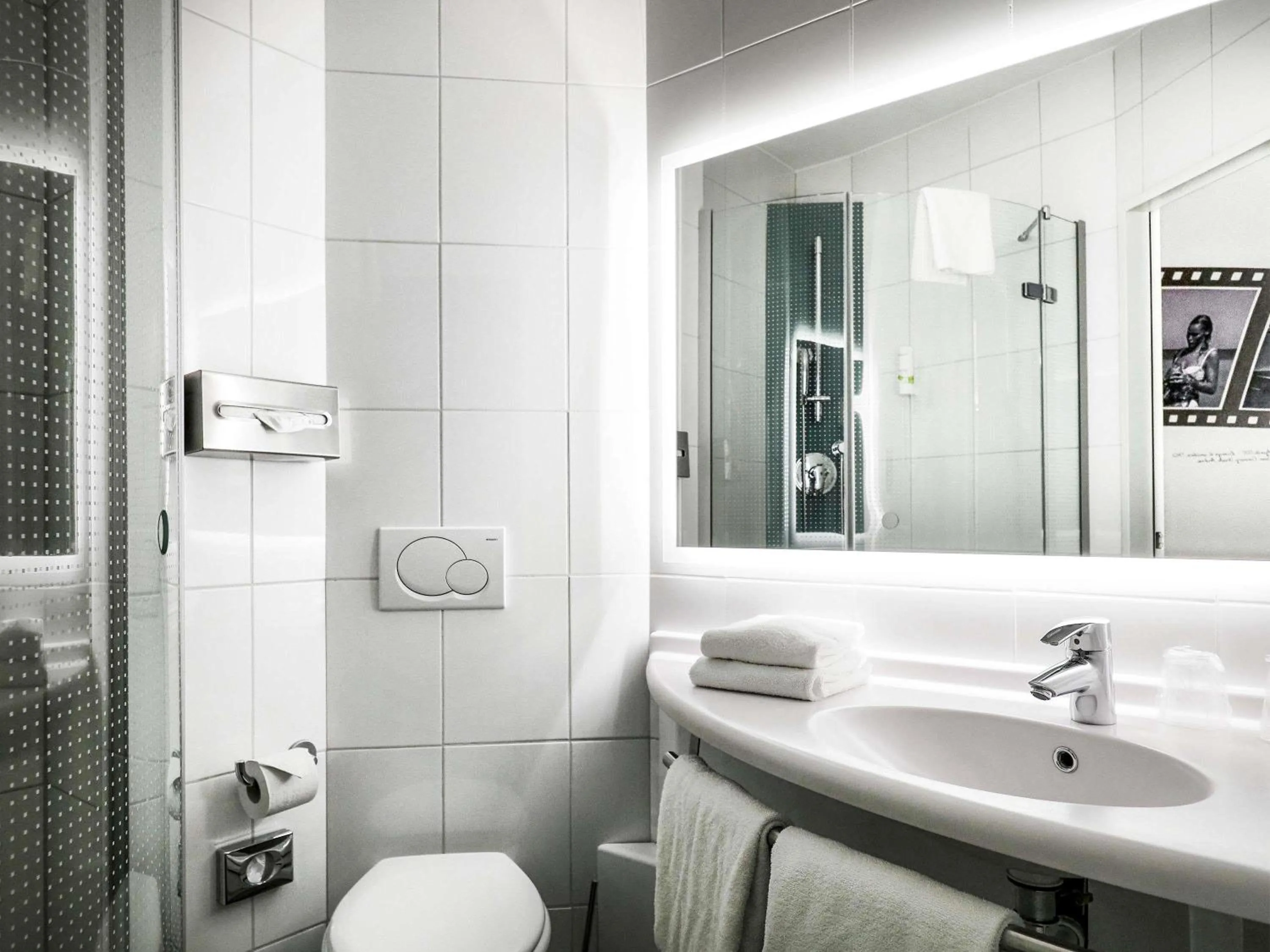 Bedroom in ibis Locarno