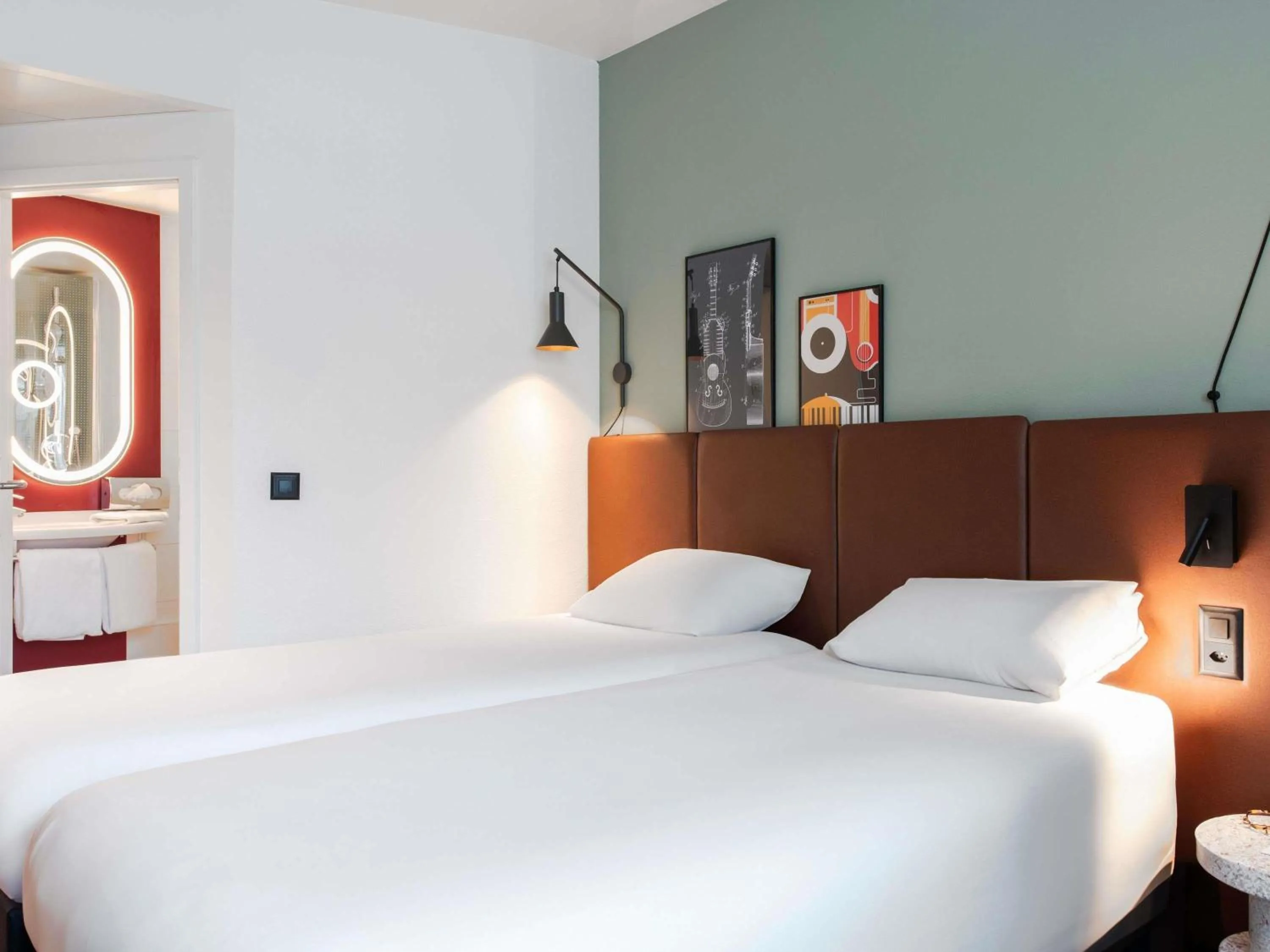 Bedroom, Bed in ibis Lausanne Centre