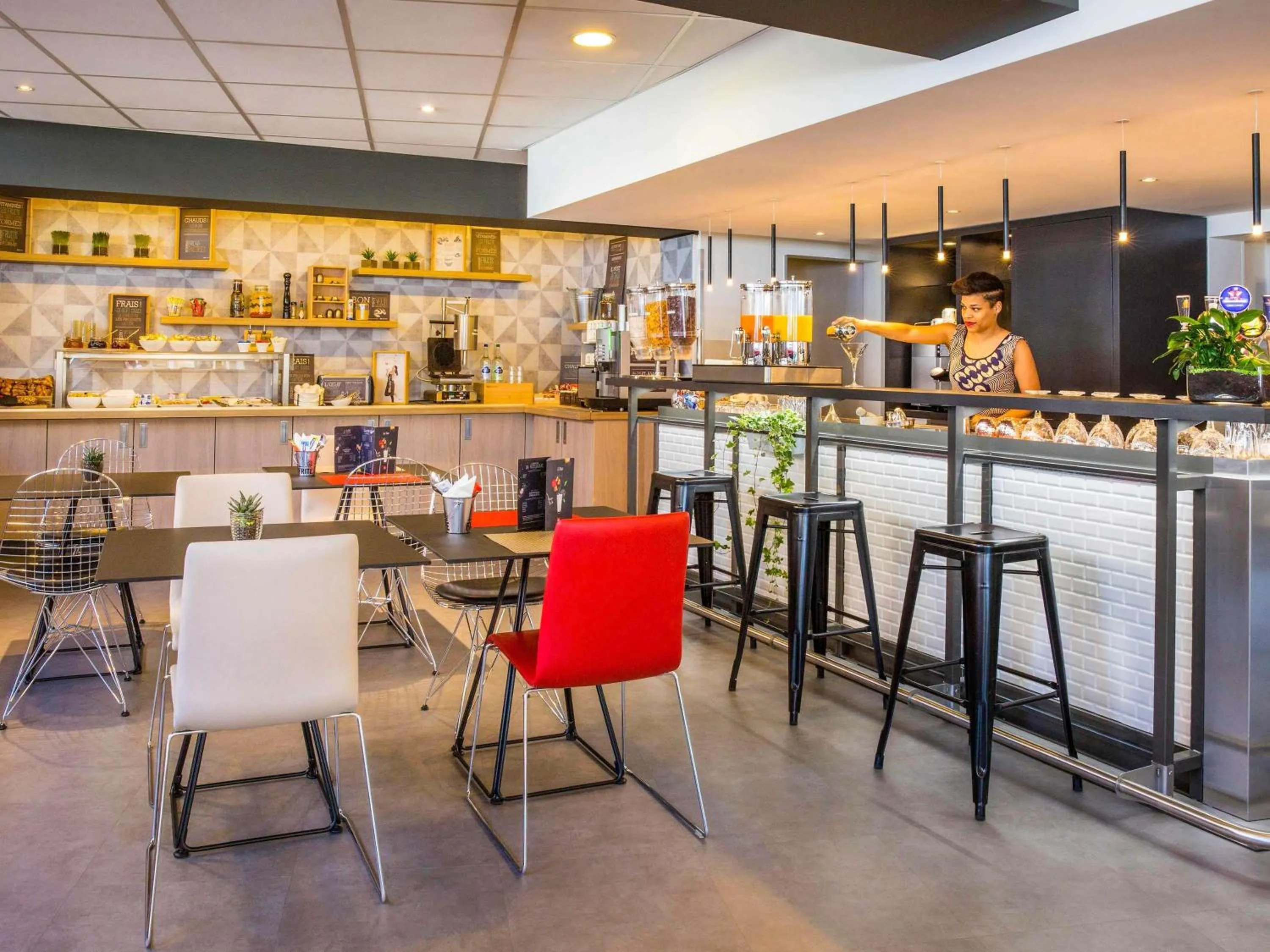 Lounge or bar in ibis Lausanne Centre