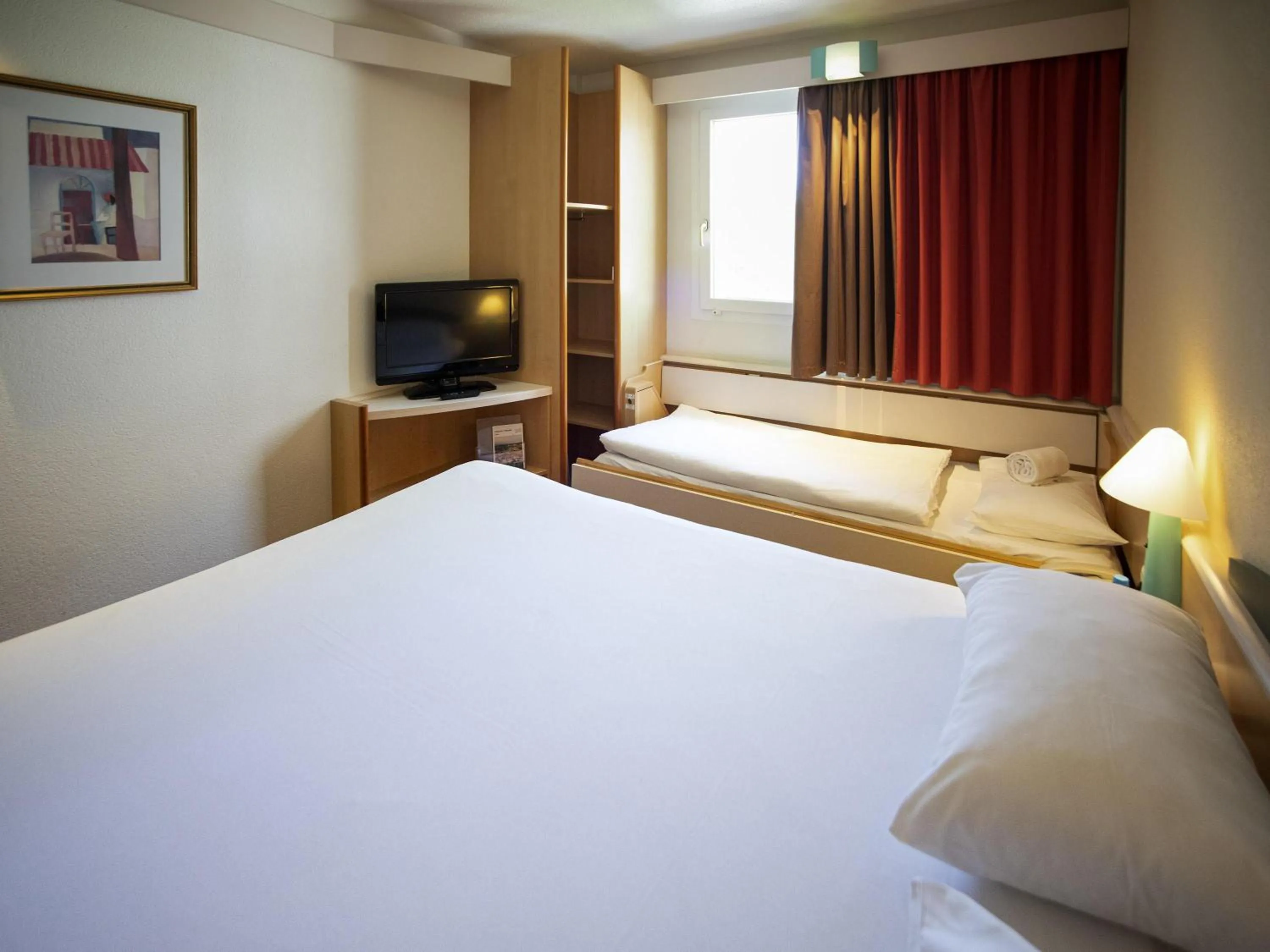 Property building, Bed in ibis Fribourg