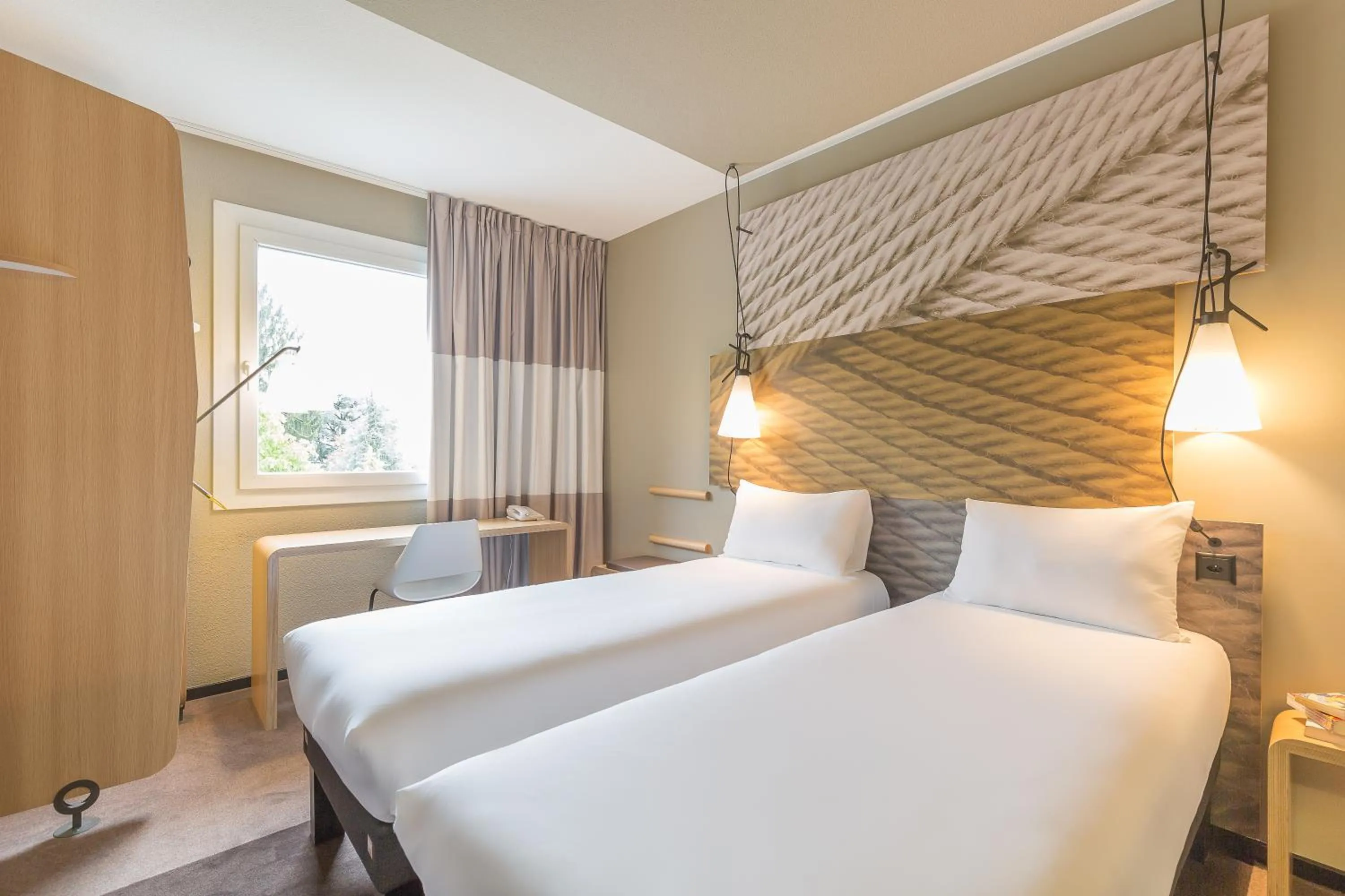 Bed in ibis Genève Aéroport