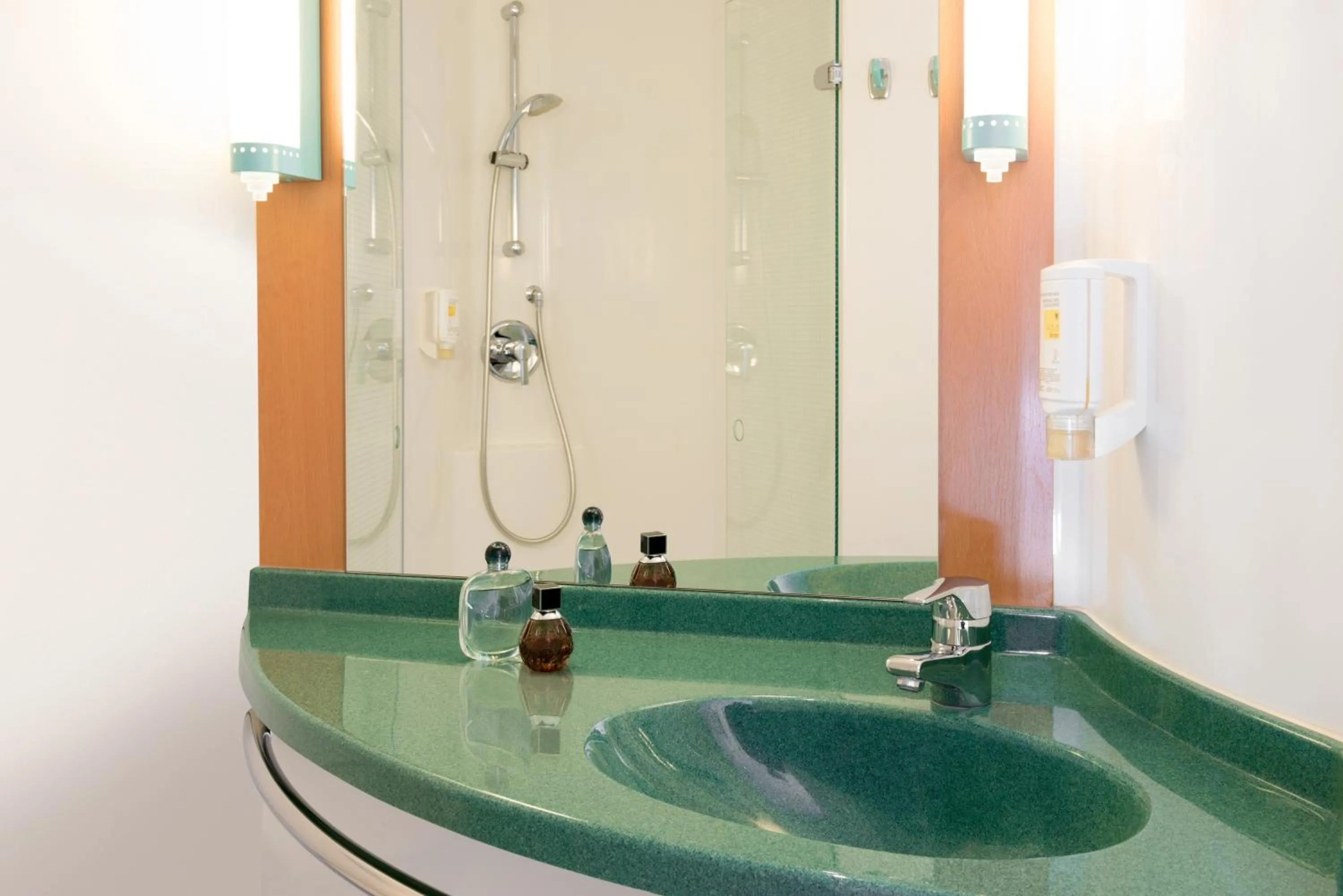 Shower in ibis Genève Aéroport