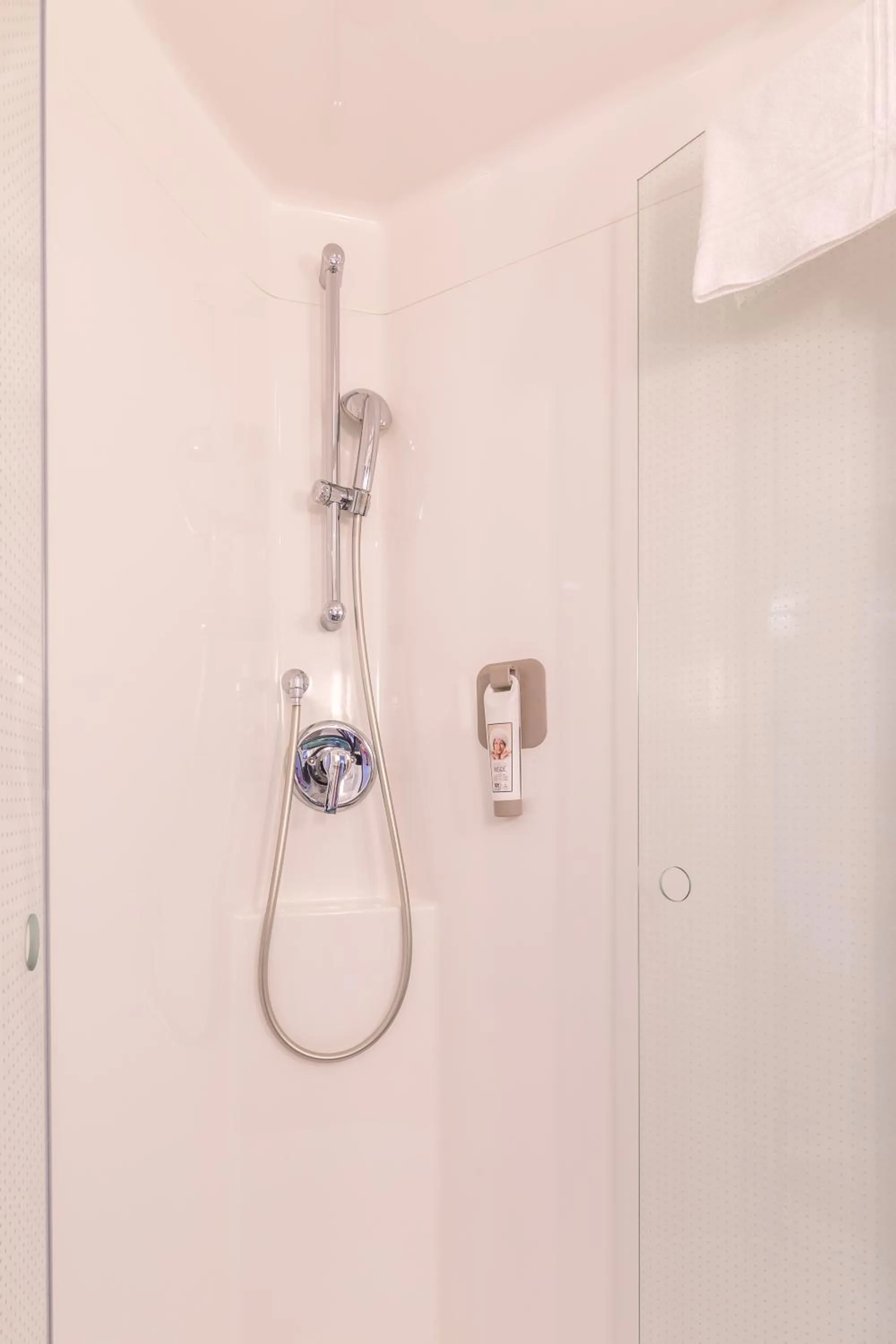 Shower in ibis Genève Aéroport