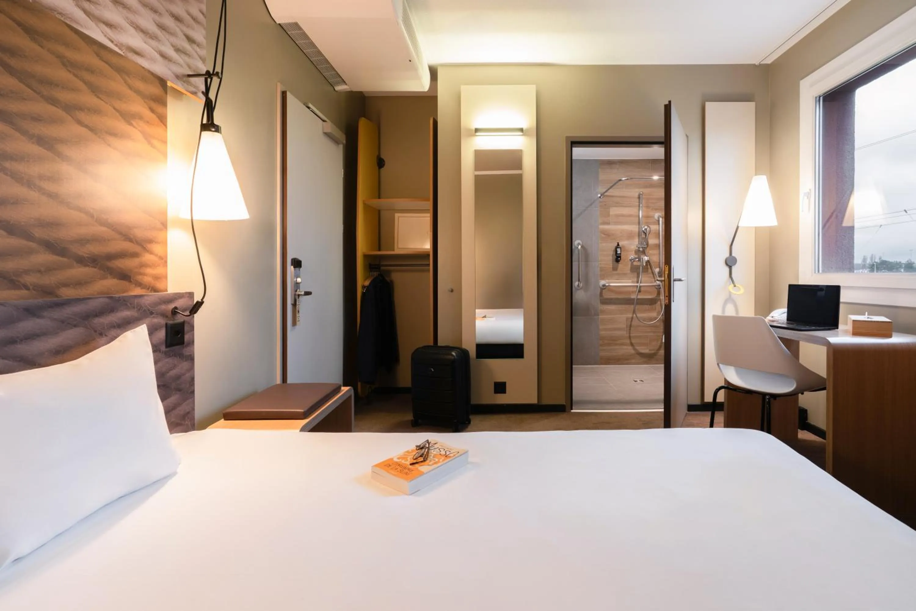 Photo of the whole room, Bed in ibis Genève Aéroport