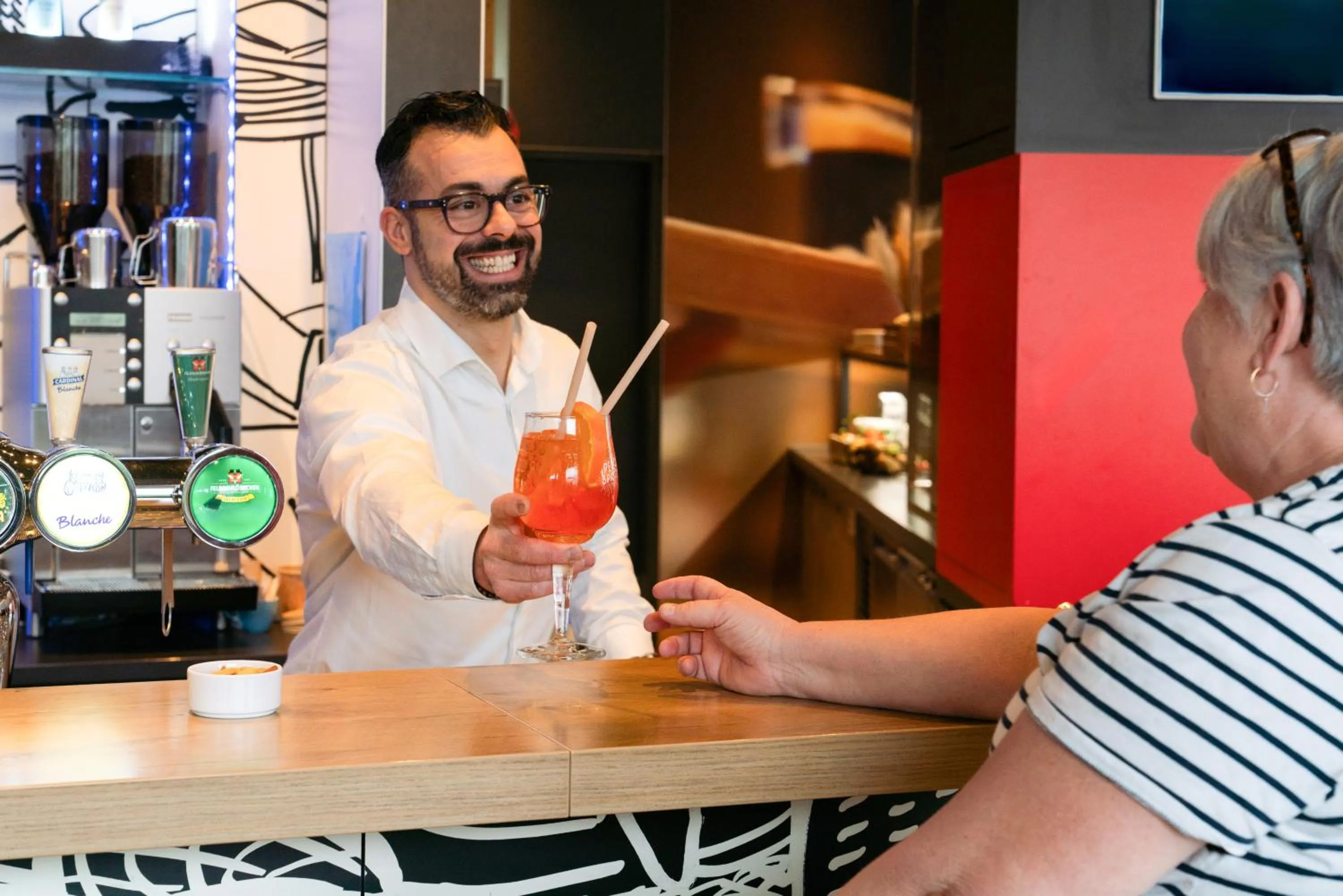 Lounge or bar in ibis Genève Aéroport