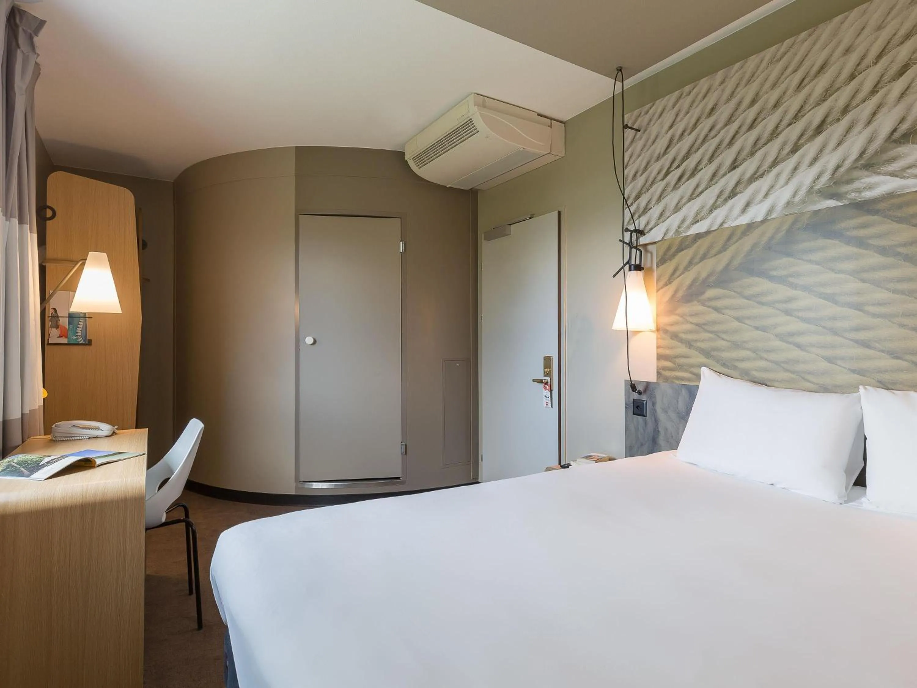 Bedroom, Bed in ibis Genève Aéroport