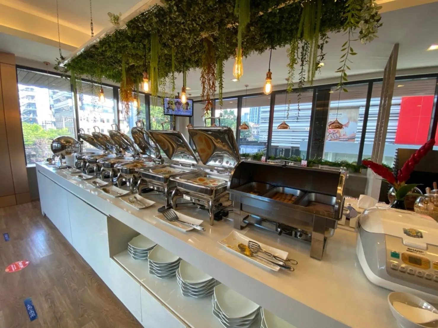 Restaurant/places to eat in Civic Horizon Hotel & Residence