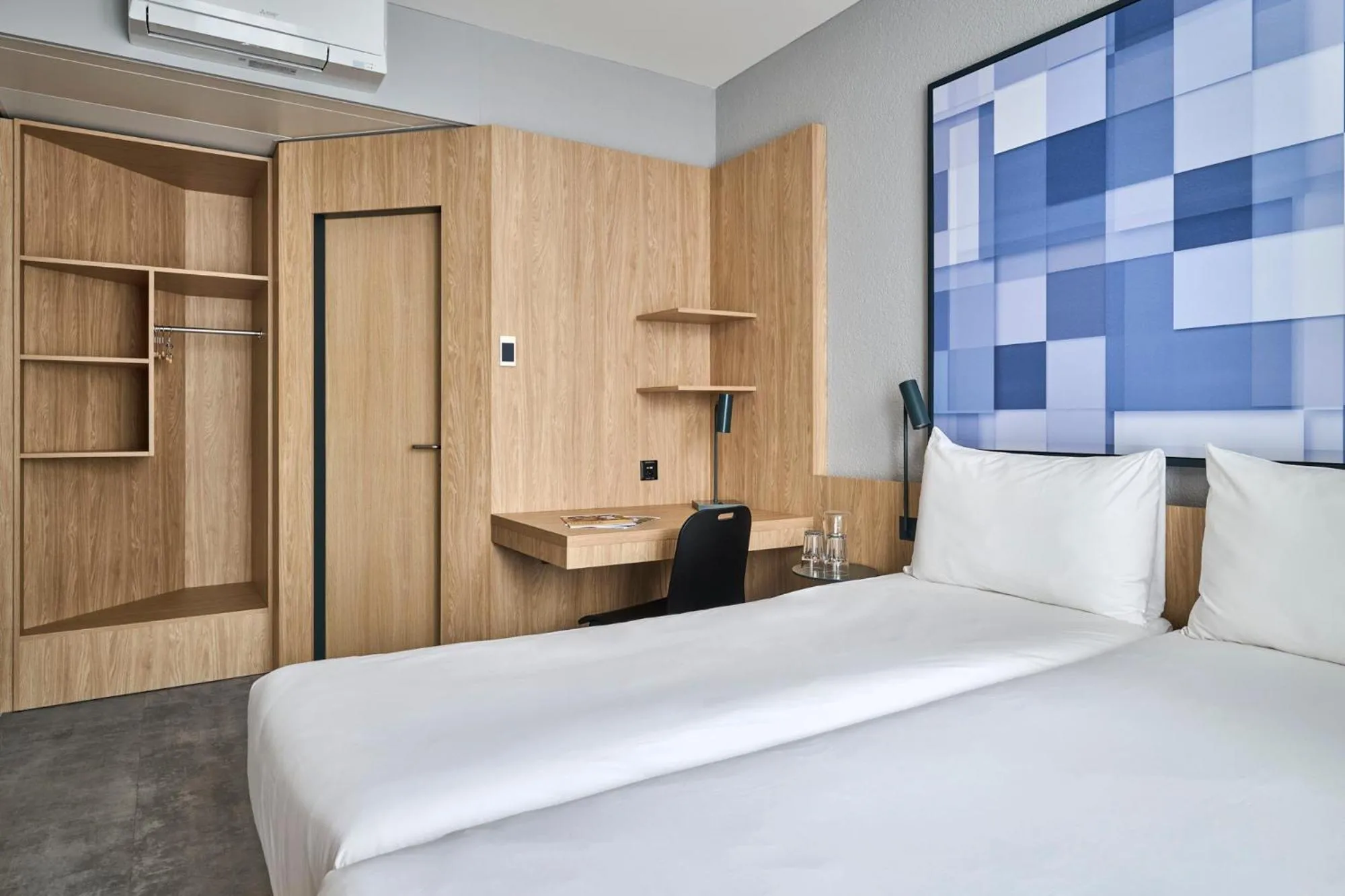 Bedroom, Bed in ibis Chur