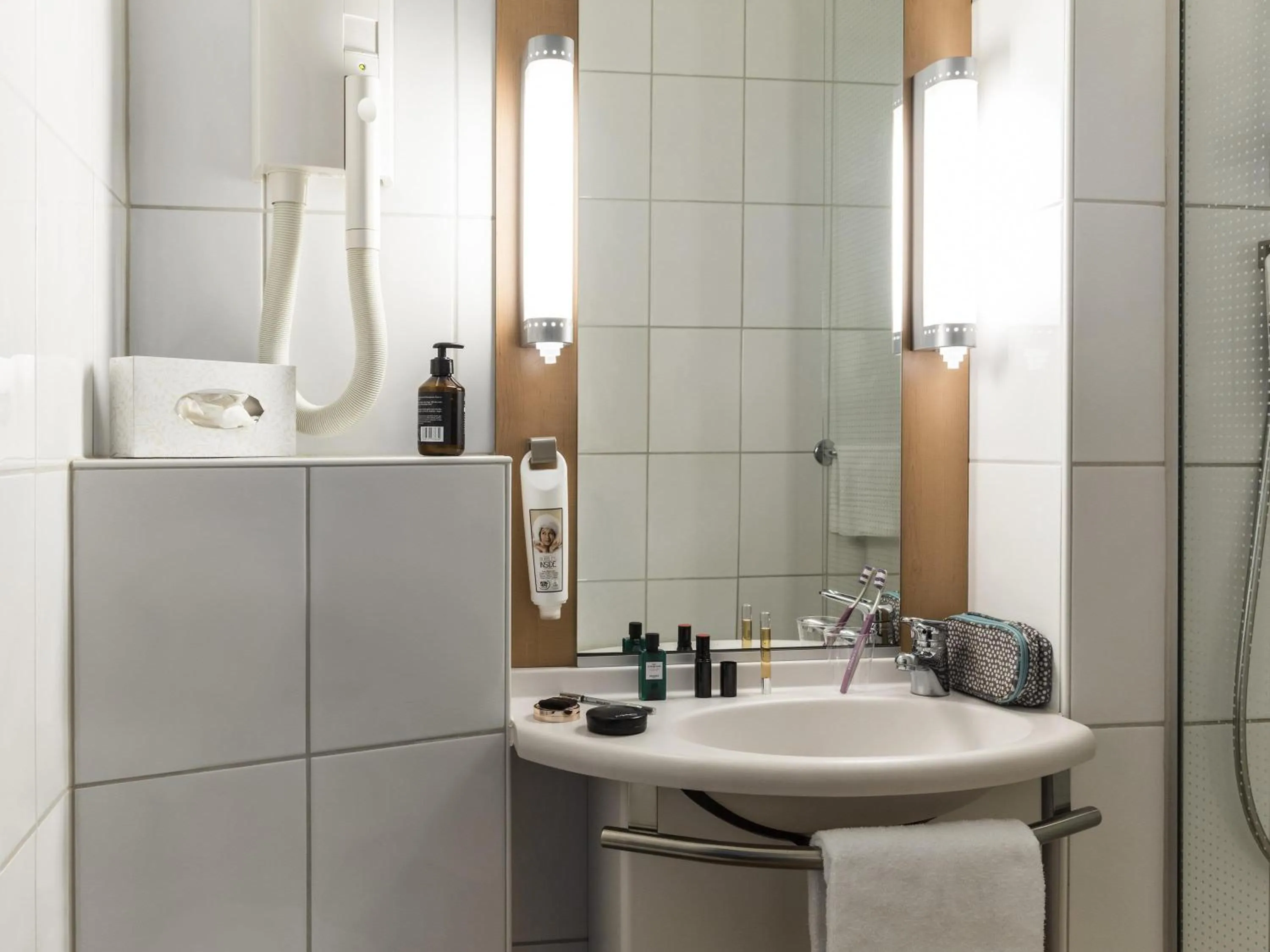 Bedroom in Ibis Sion