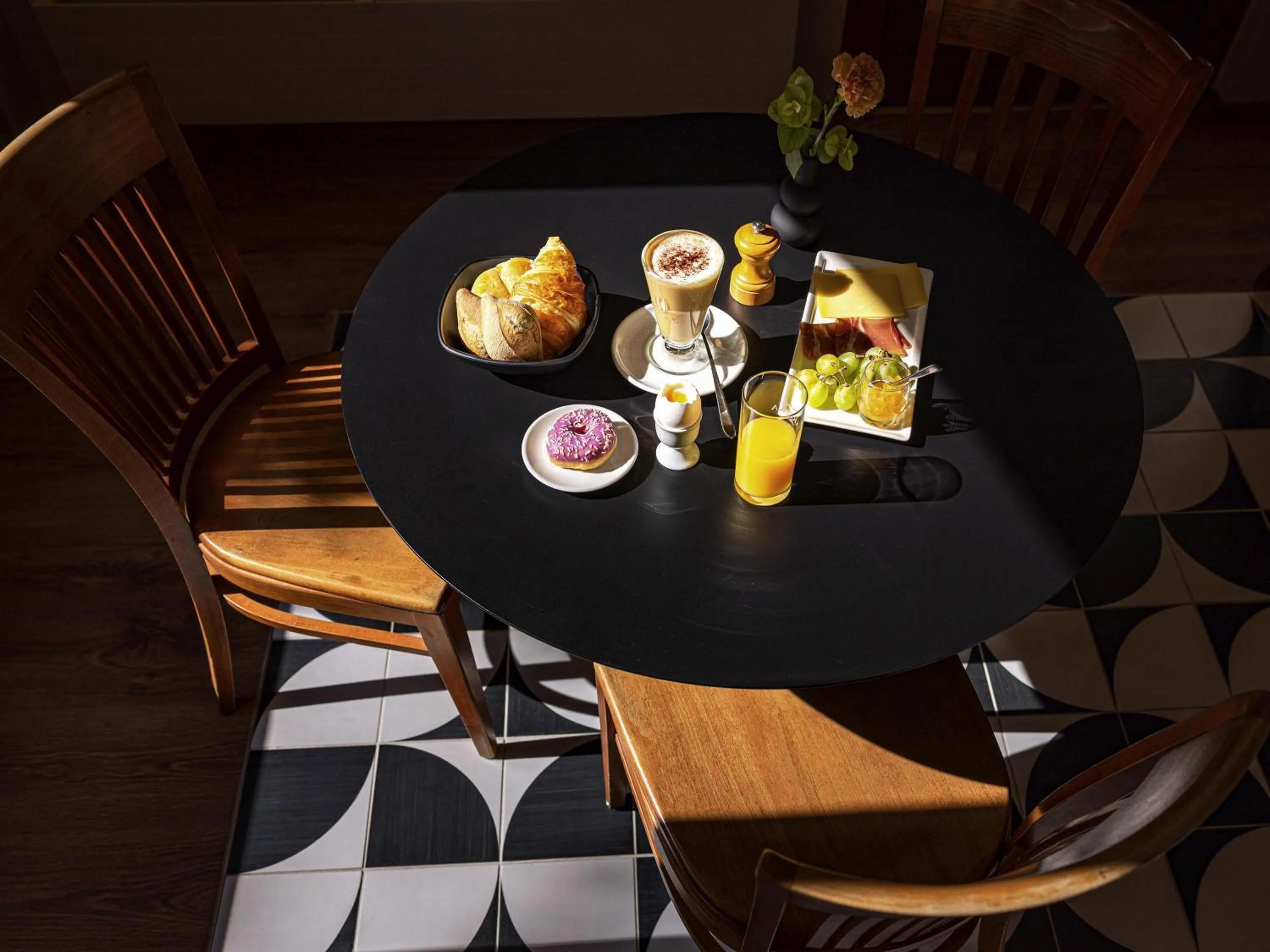 Restaurant/places to eat in Ibis Sion