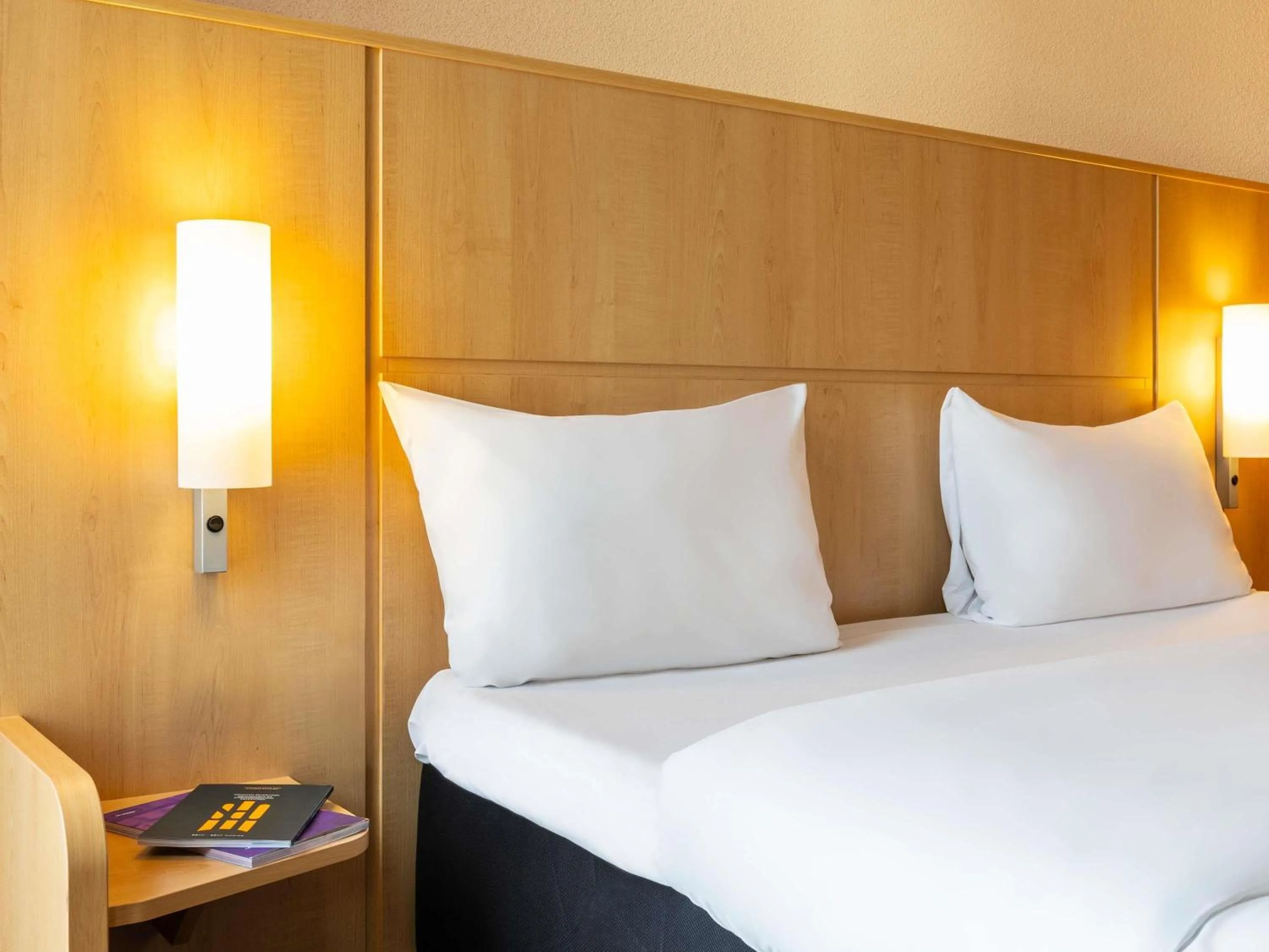 Bedroom, Bed in ibis Basel Bahnhof