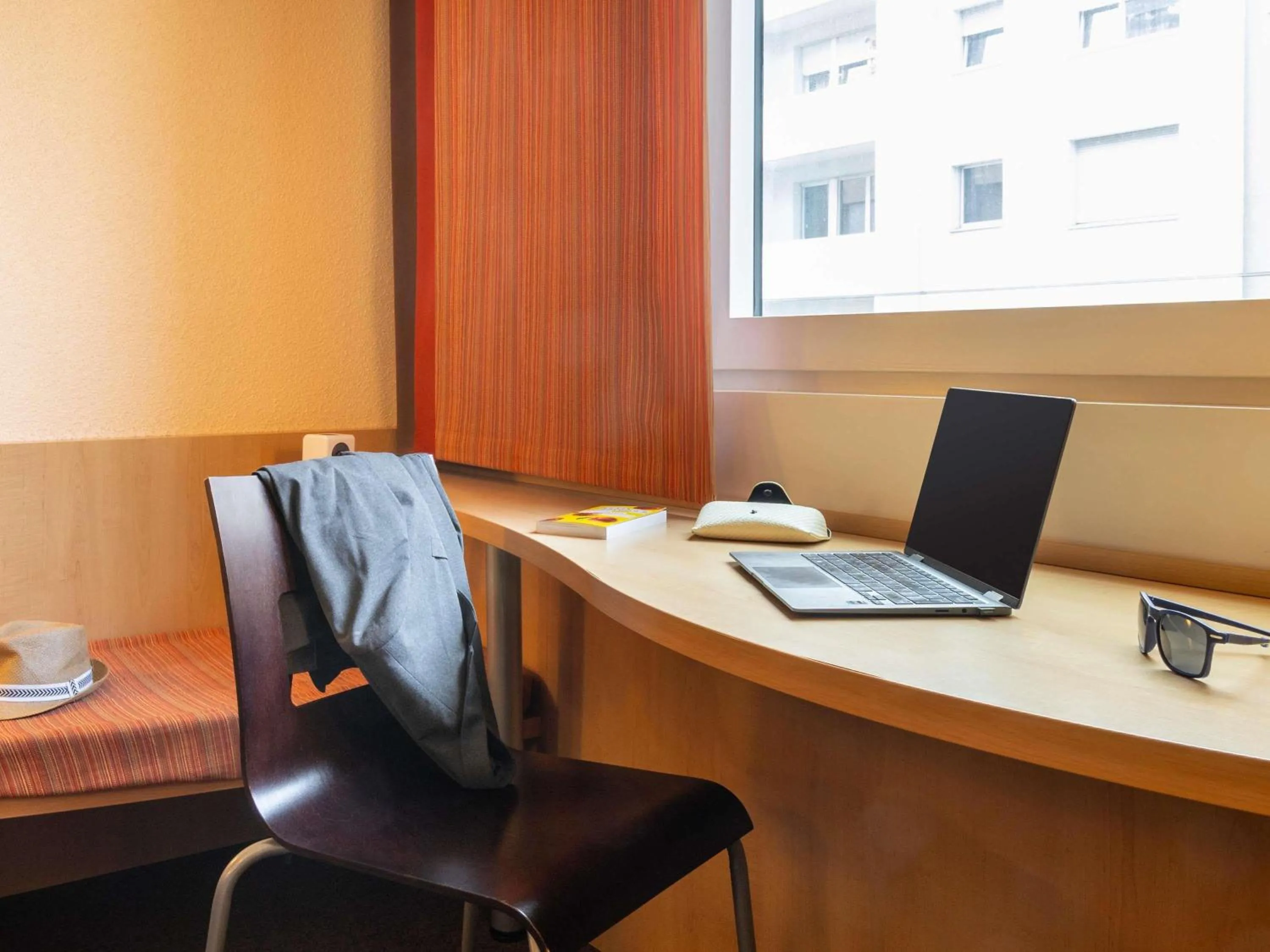 Bedroom in ibis Basel Bahnhof