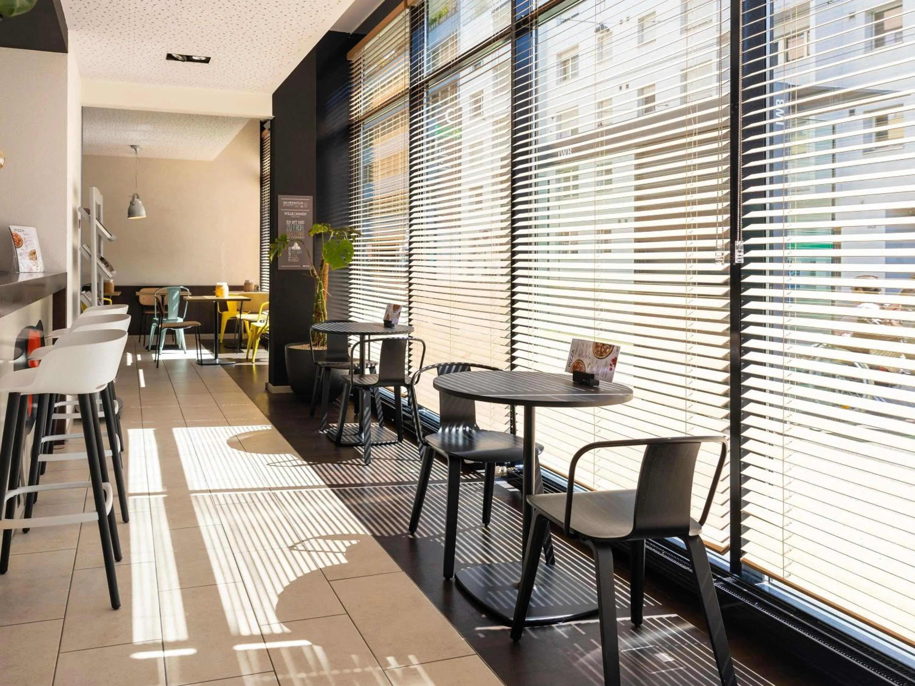 Lounge or bar in ibis Basel Bahnhof