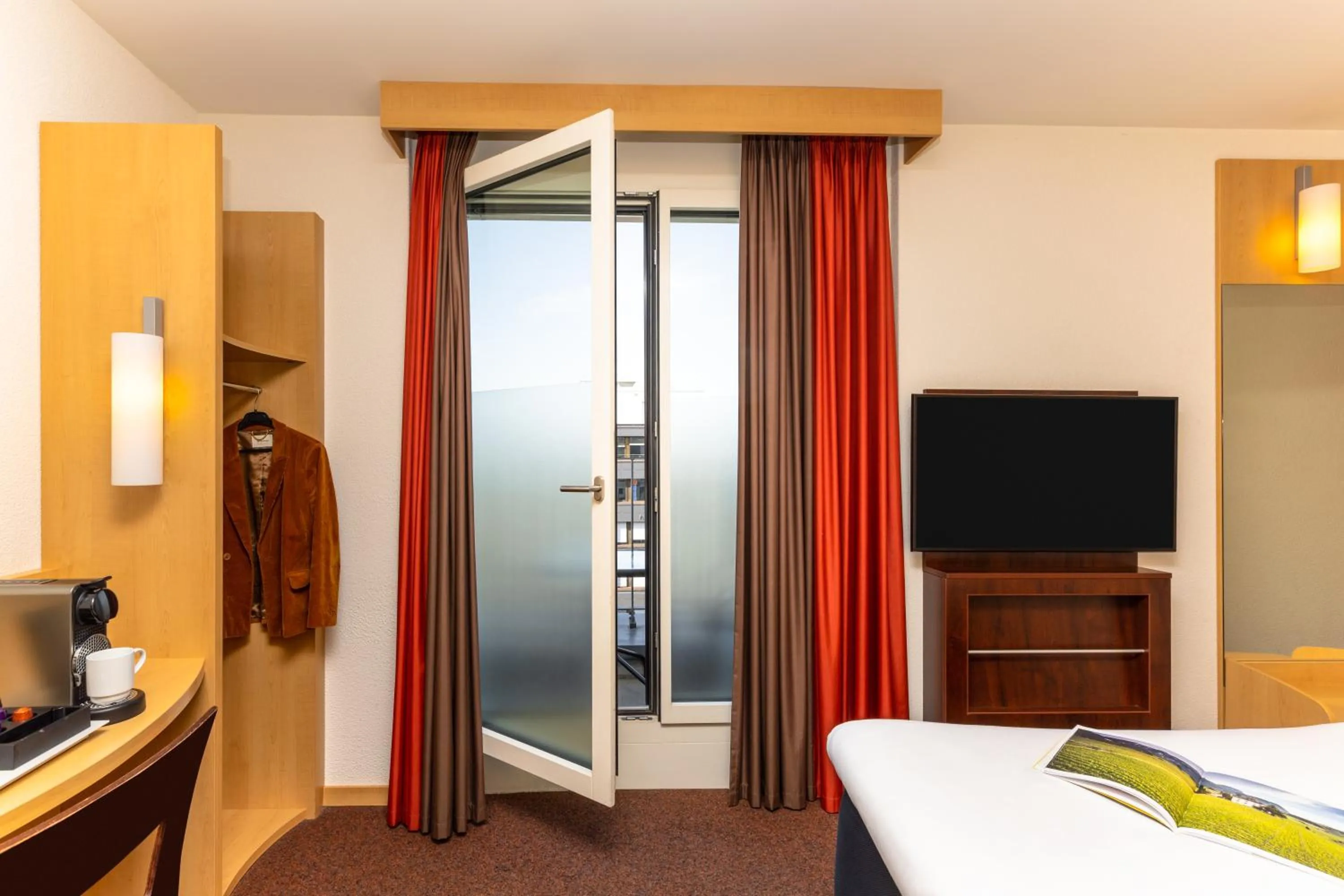 Bedroom, Bed in ibis Basel Bahnhof