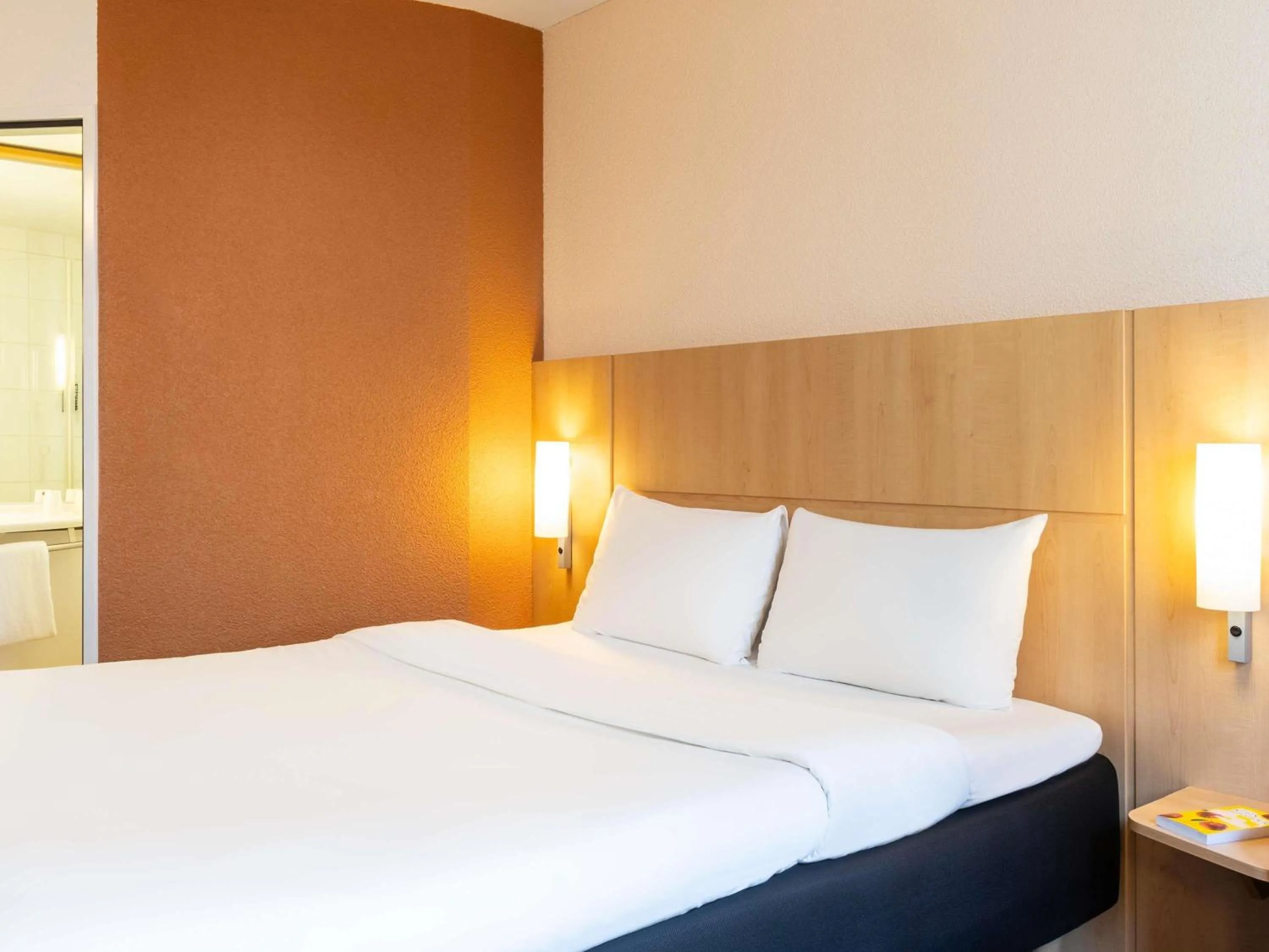 Bedroom, Bed in ibis Basel Bahnhof