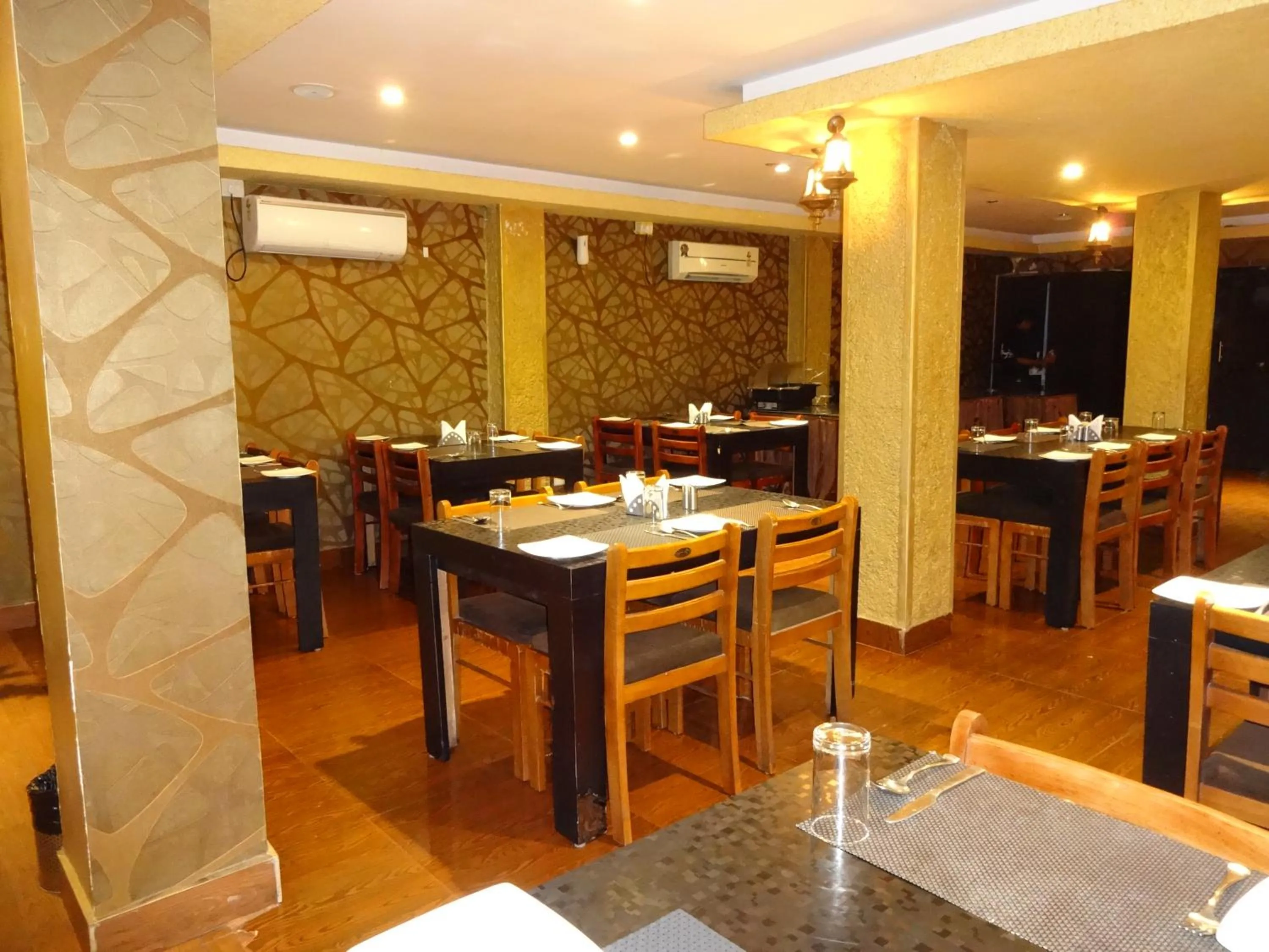 Restaurant/places to eat in Hotel Haywizz