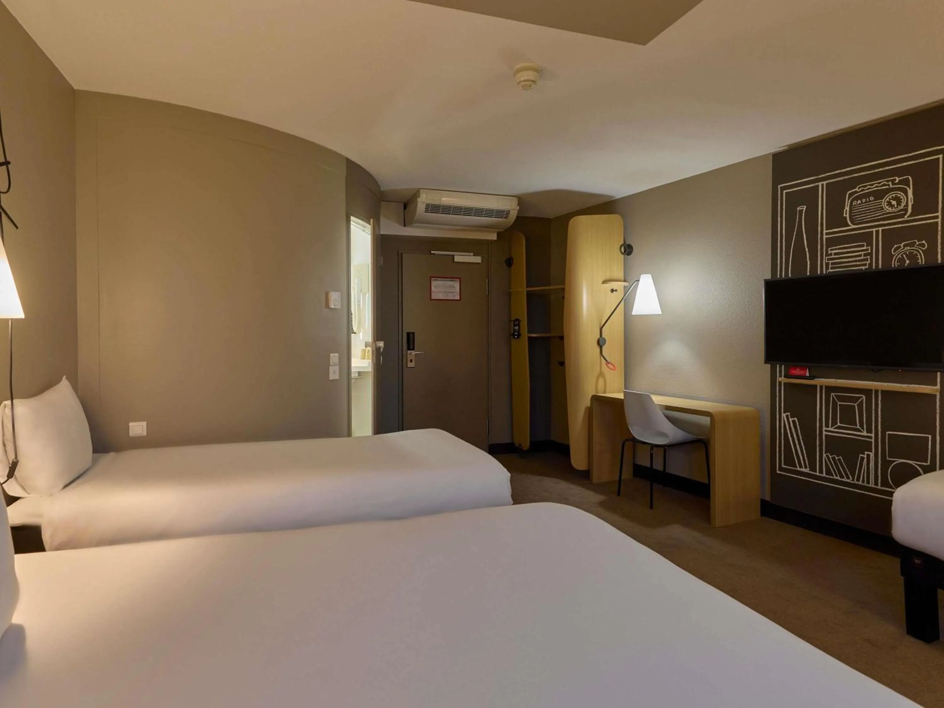 Bedroom, Bed in ibis Bern Expo