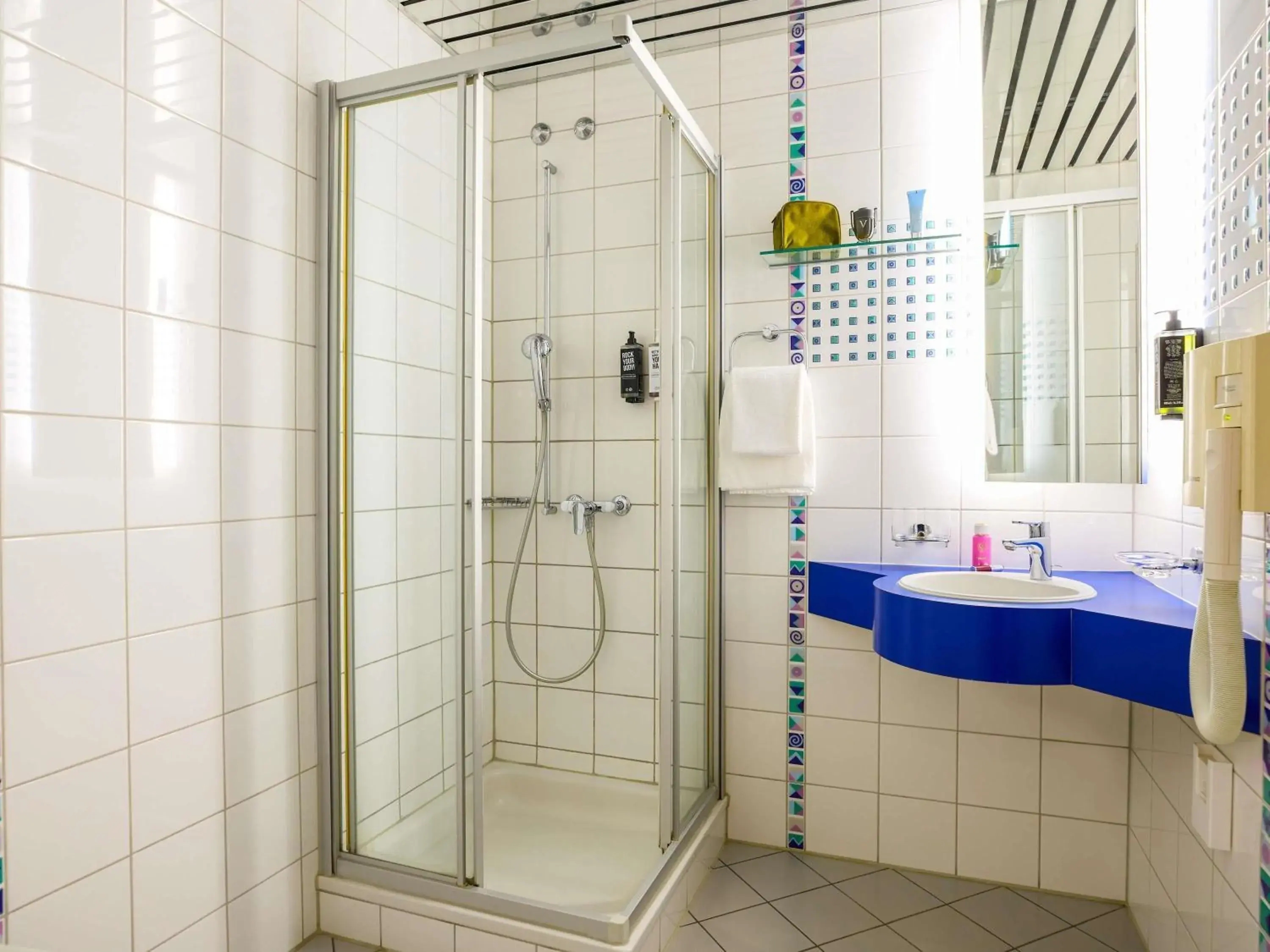 Standard Twin Room with Mountain View in ibis Luzern Kriens Standard Twin Room with Mountain View in ibis Luzern Kriens