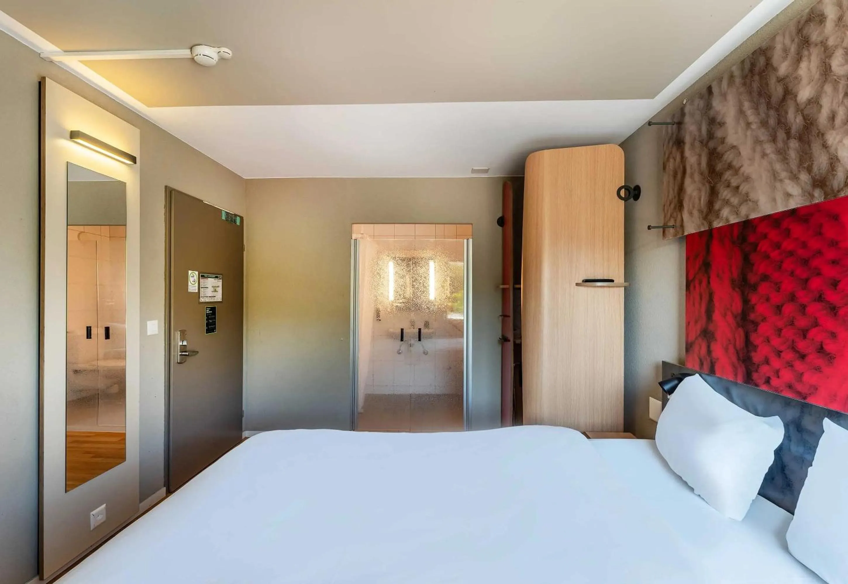 View (from property/room), Bed in B&B HOTEL Rothrist Olten