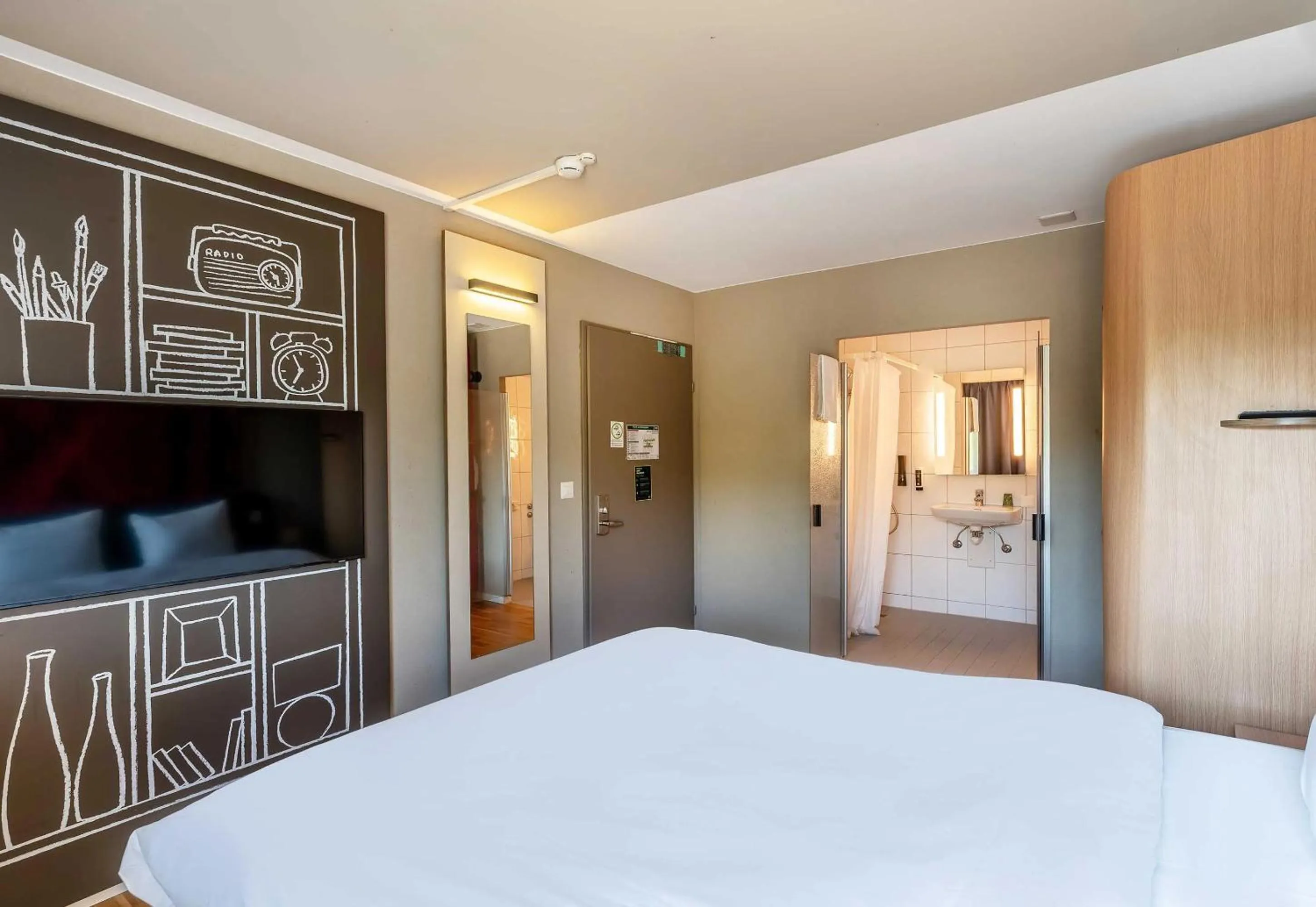 Bathroom, Bed in B&B HOTEL Rothrist Olten