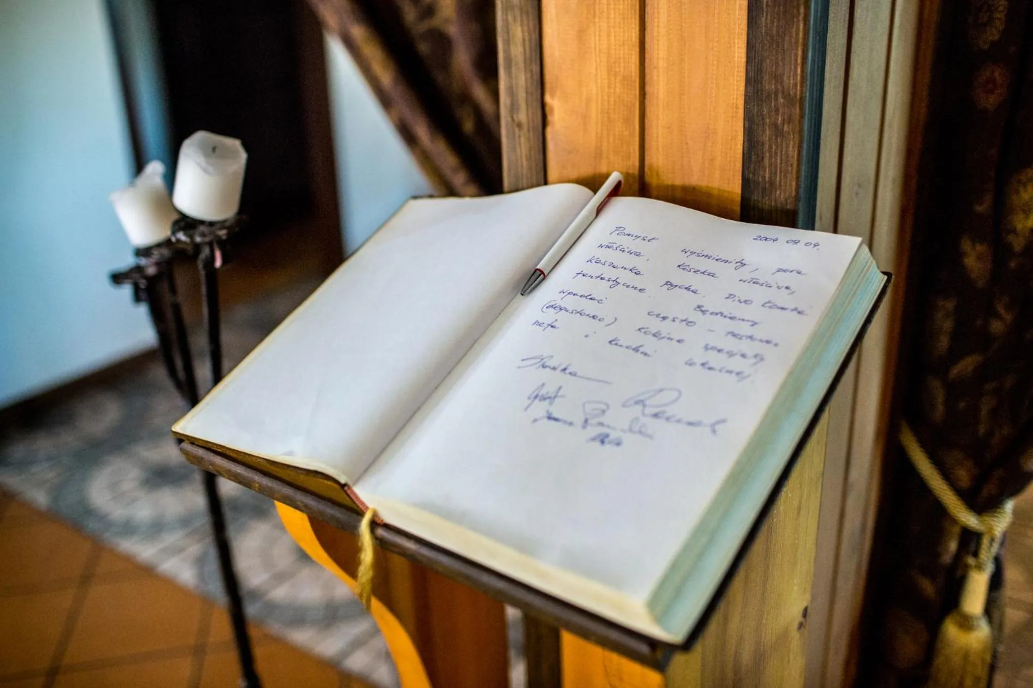 Text overlay in Karczma Pod Topolami