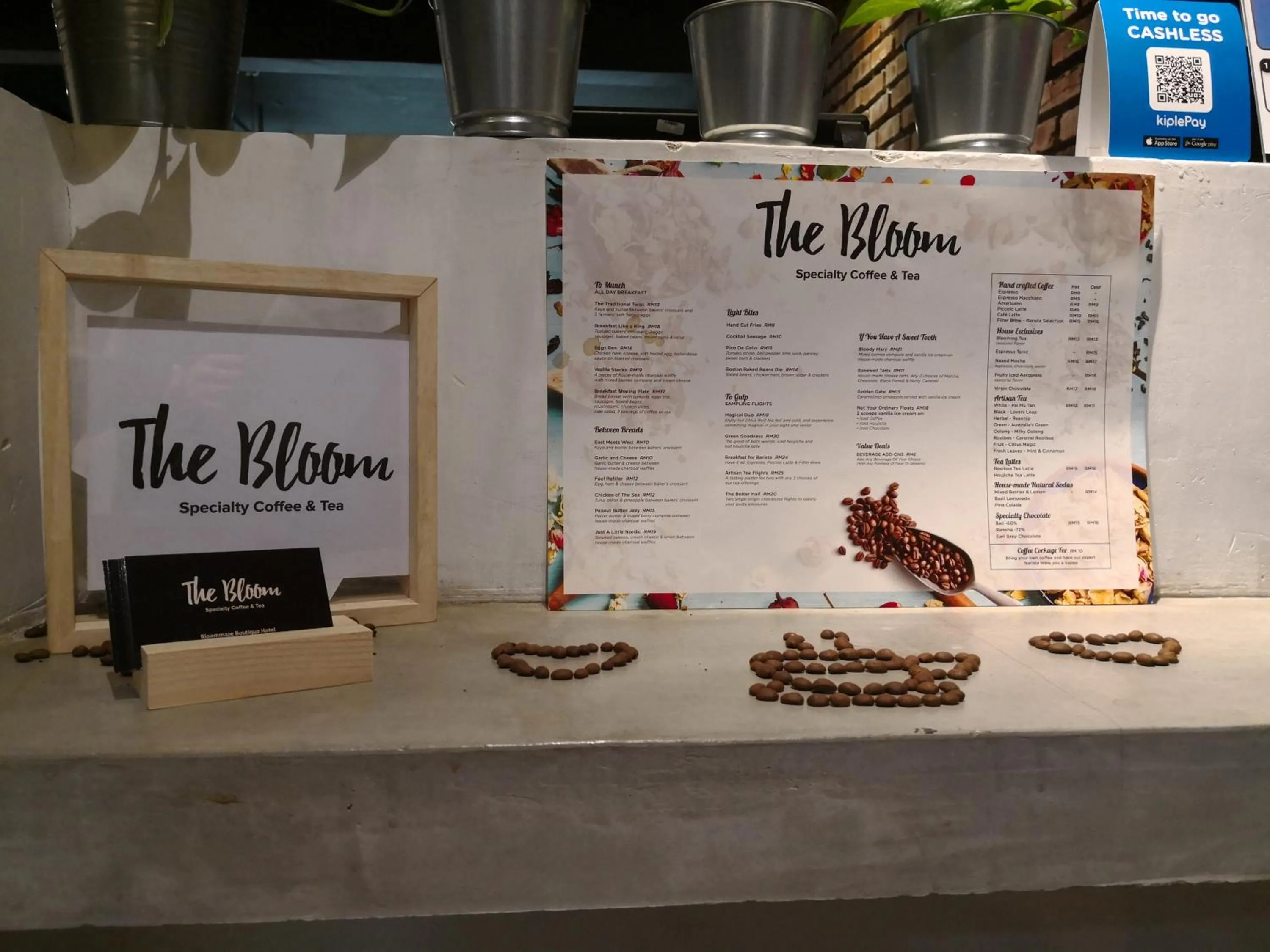 Restaurant/places to eat in Bloommaze Boutique Hotel Puchong