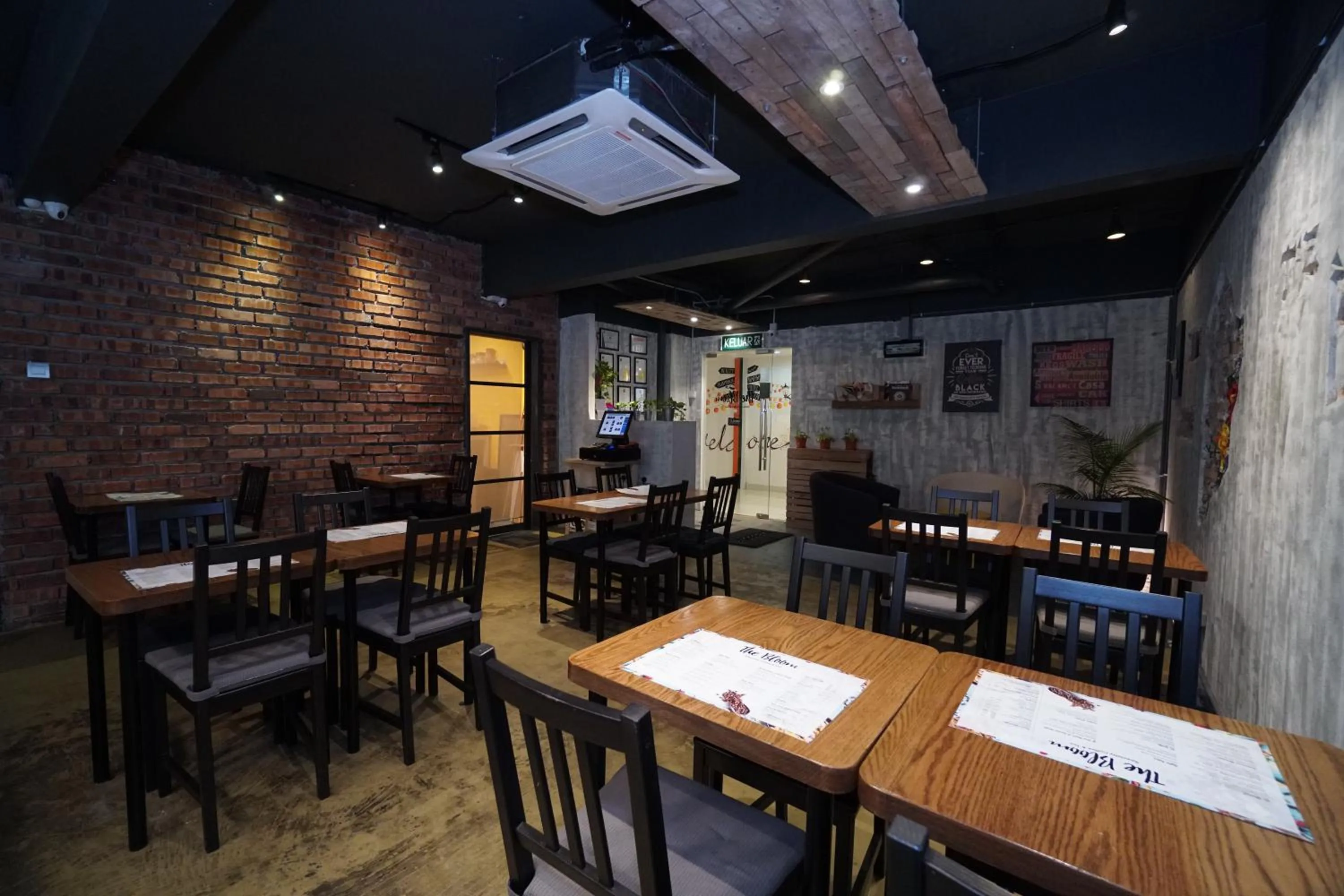 Restaurant/places to eat in Bloommaze Boutique Hotel Puchong