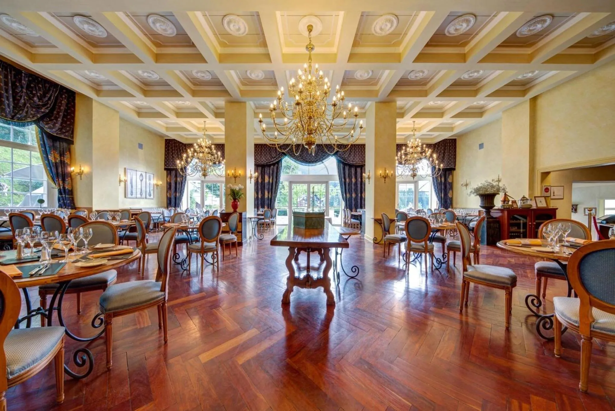 Restaurant/places to eat in Hotel Regina