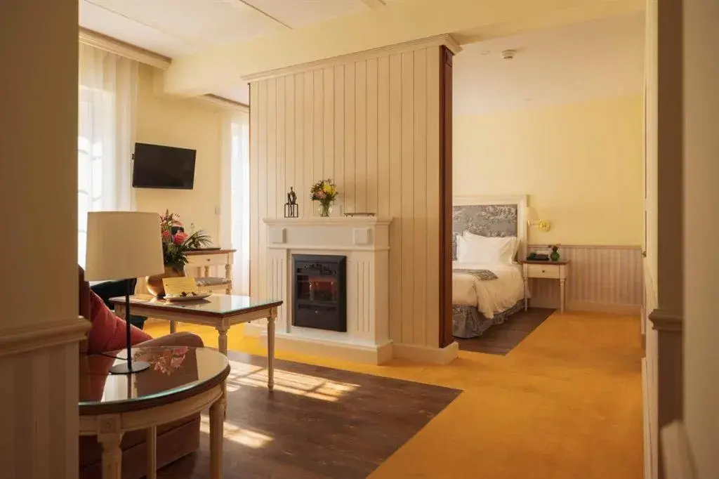 Family Suite with Balcony in Hotel Regina Family Suite with Balcony in Hotel Regina