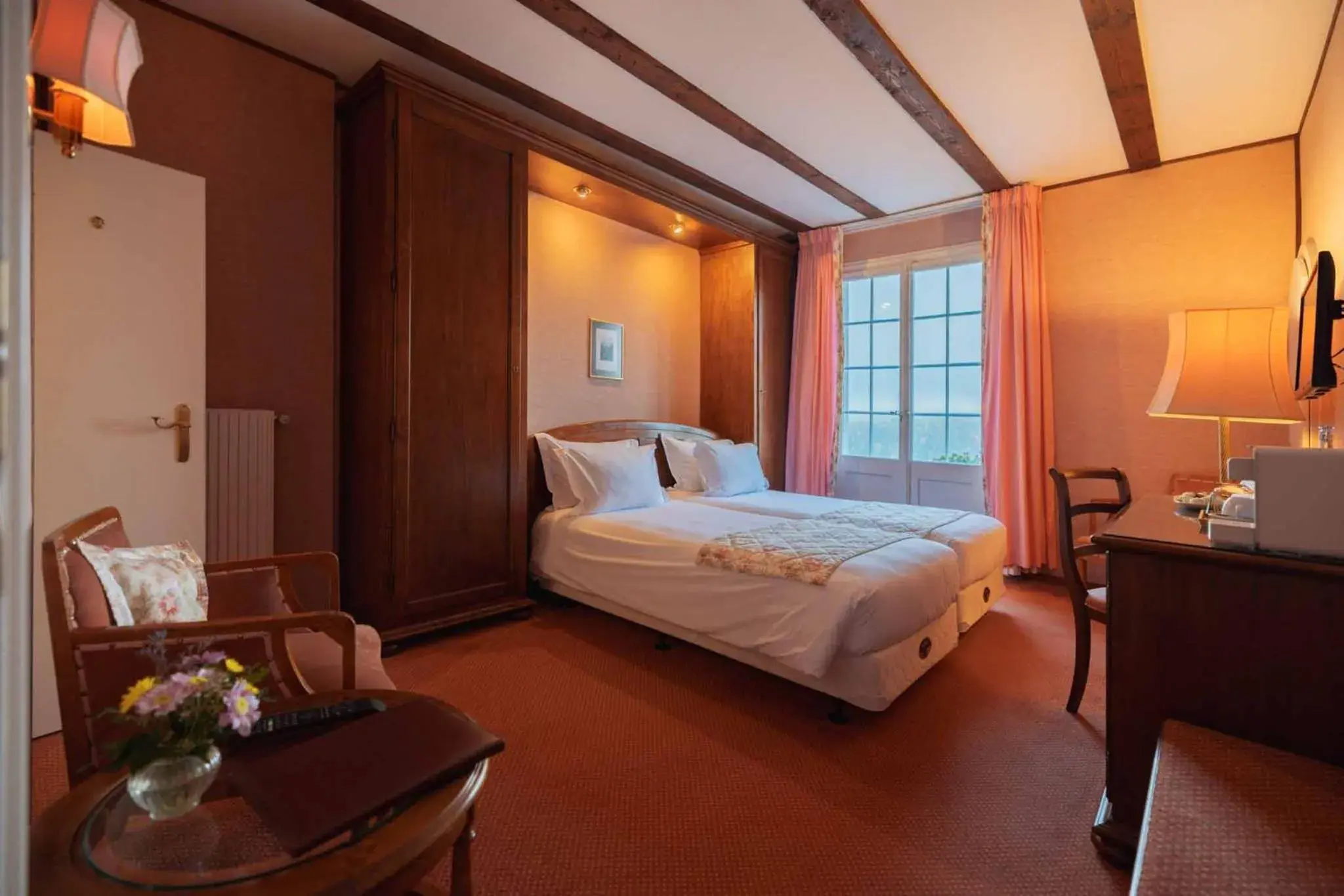 Classic Double or Twin Room with Mountain View in Hotel Regina Classic Double or Twin Room with Mountain View in Hotel Regina